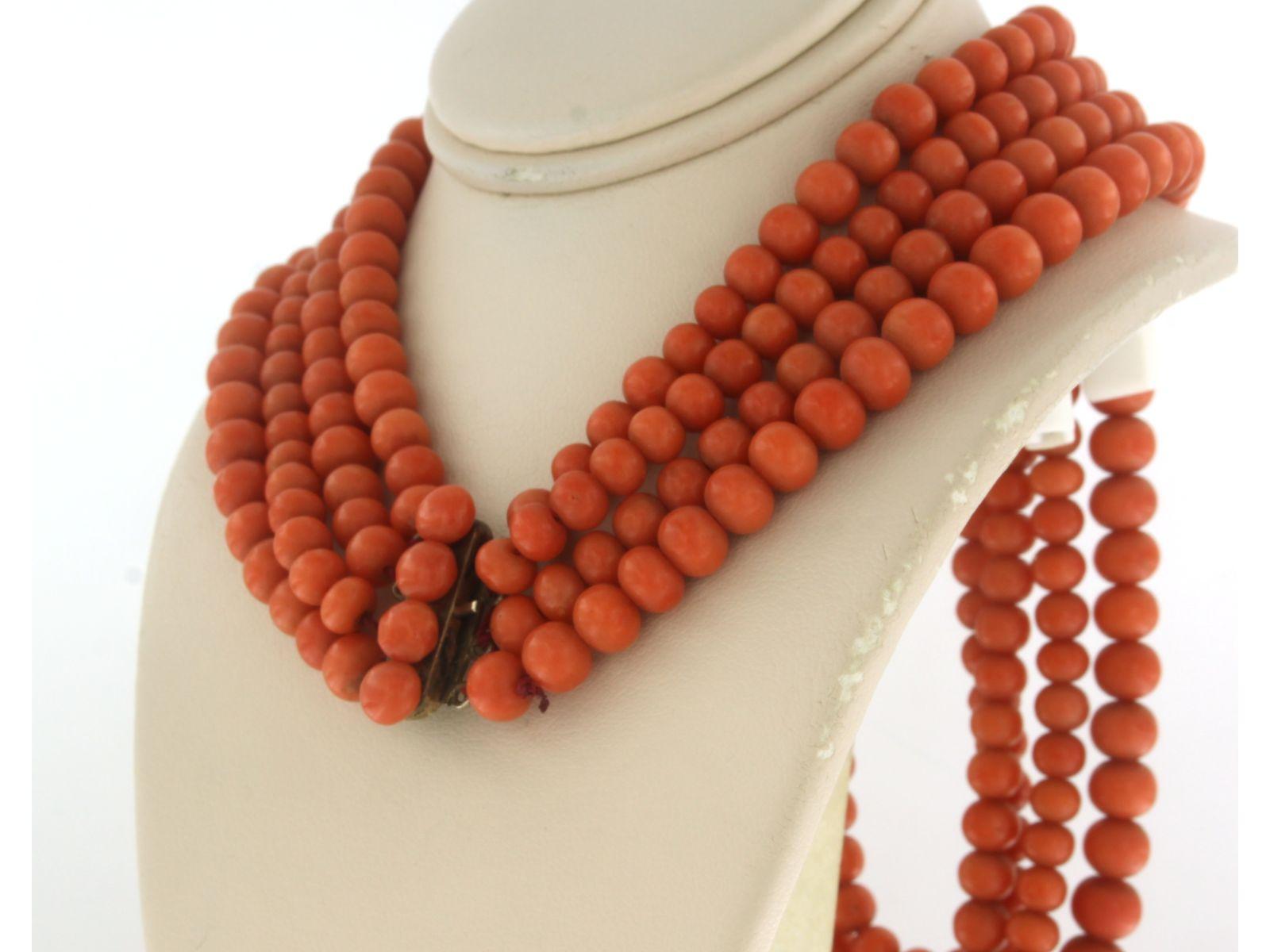 Chiusura in metallo con corallo e collana di perline di corallo a 4 fili lunga 40 cm e con un peso di 93,7 grammi. In condizioni ottime in vendita a The Hague, ZH