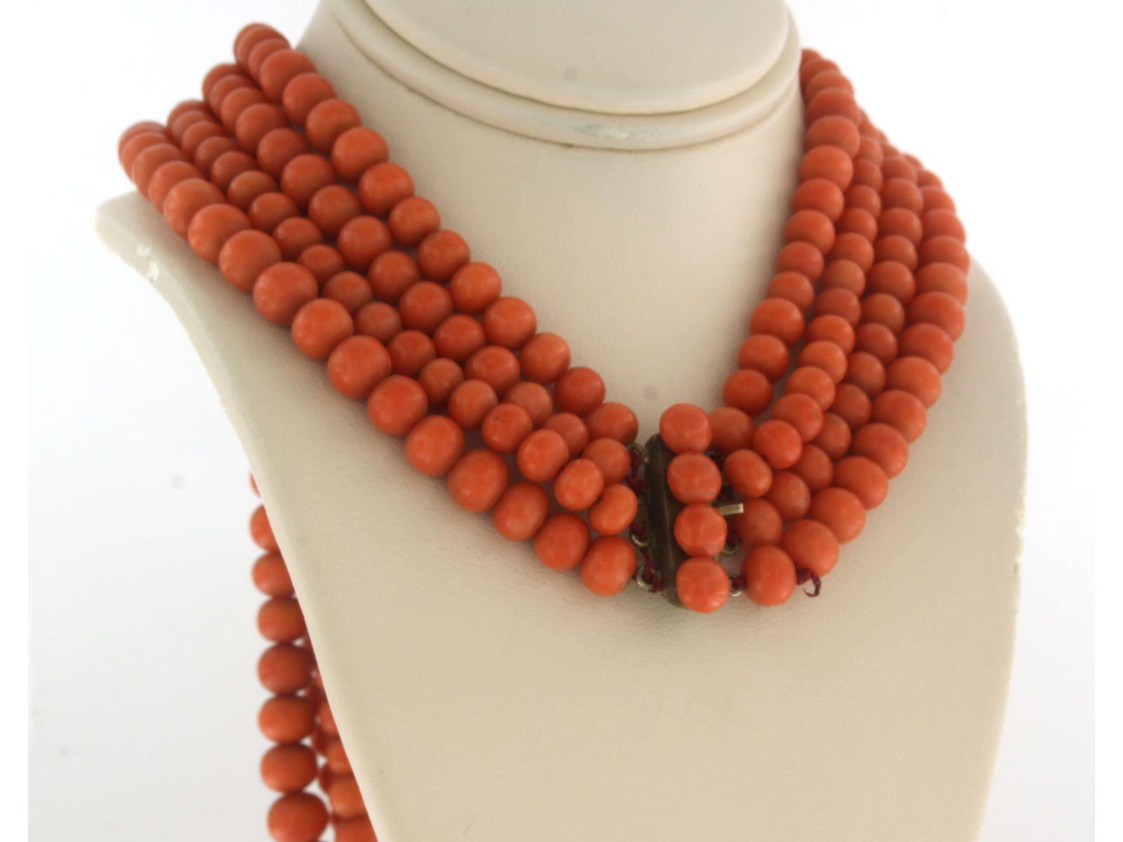 Donna Chiusura in metallo con corallo e collana di perline di corallo a 4 fili lunga 40 cm e con un peso di 93,7 grammi. in vendita