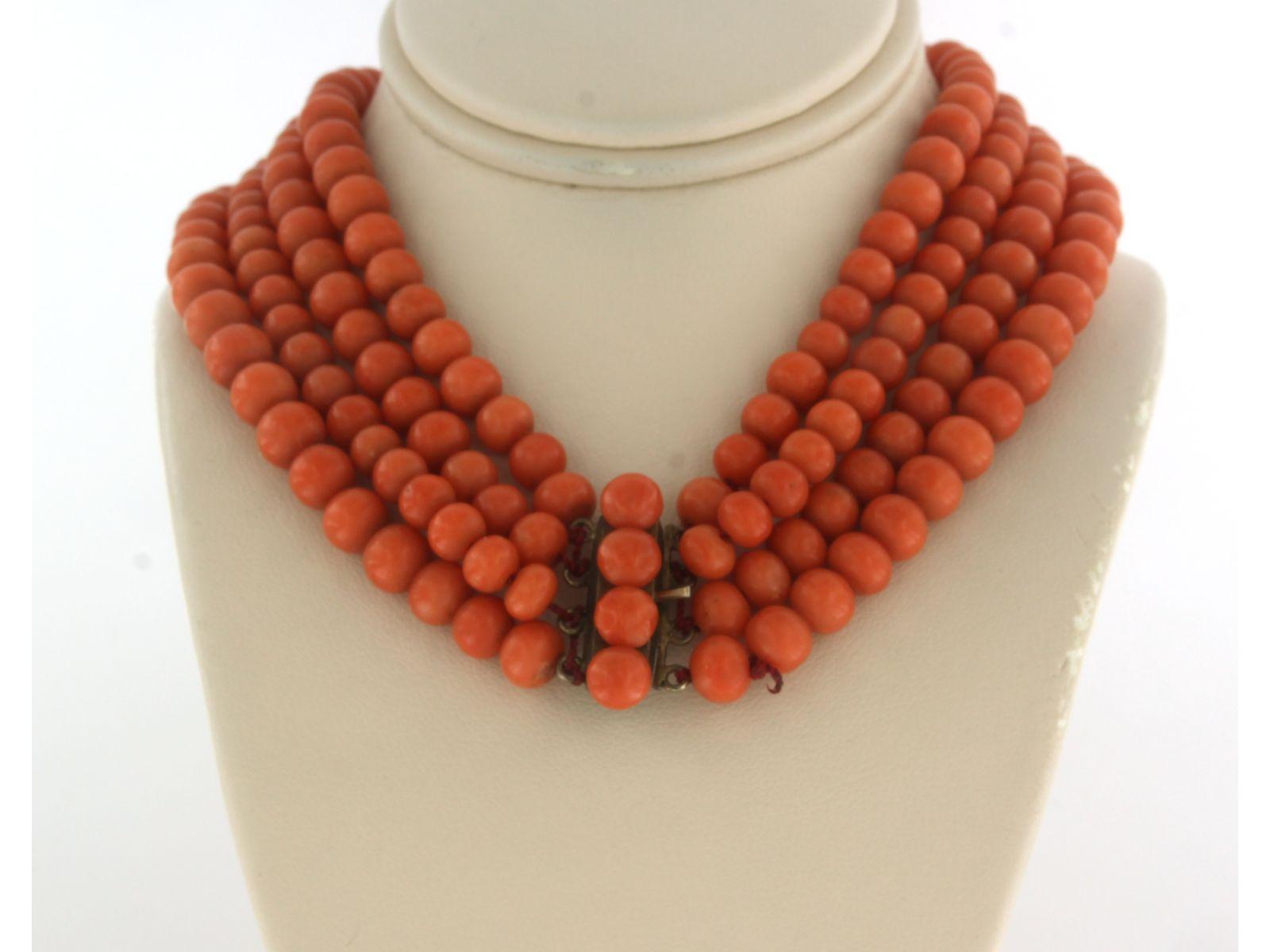 Chiusura in metallo con corallo e collana di perline di corallo a 4 fili lunga 40 cm e con un peso di 93,7 grammi. in vendita 2