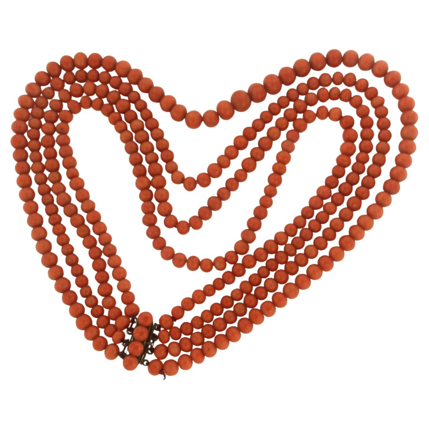 Chiusura in metallo con corallo e collana di perline di corallo a 4 fili lunga 40 cm e con un peso di 93,7 grammi.