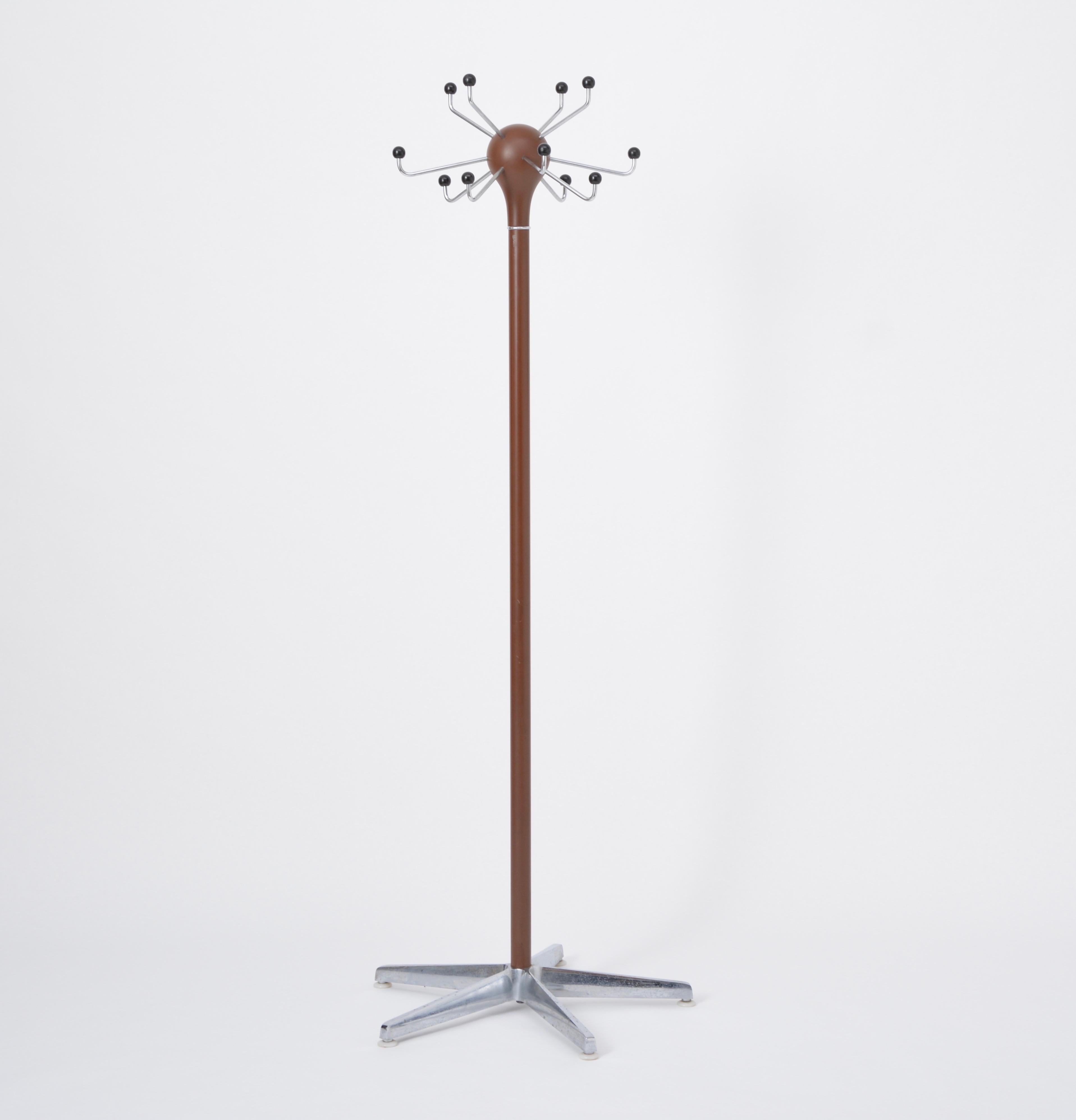 Mid-Century Modern Metal coat rack from Vitra
This coat rack was manufactured by Vitra. It is made from metal and has twelve hooks covered in plastic. The coat rack is in a good vintage condition with some user marks.