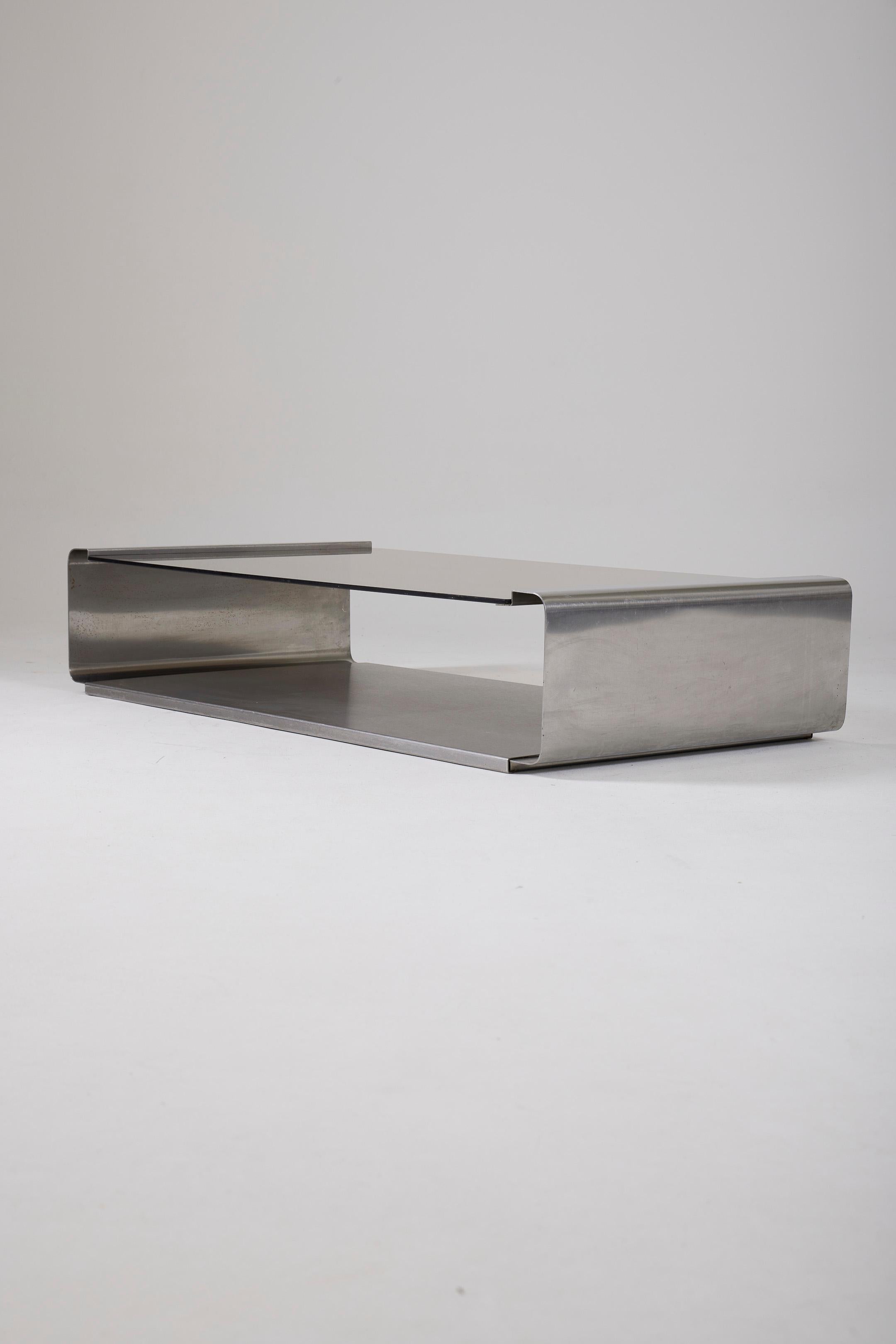  Table basse en métal et verre fumé de la designer française Françoise See Monnet datant des années 1970. Structure en métal brossé et plateau en verre fumé.
LP2845-LP2846