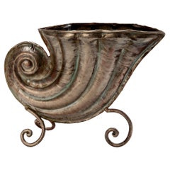 Vase en métal coquillage conique
