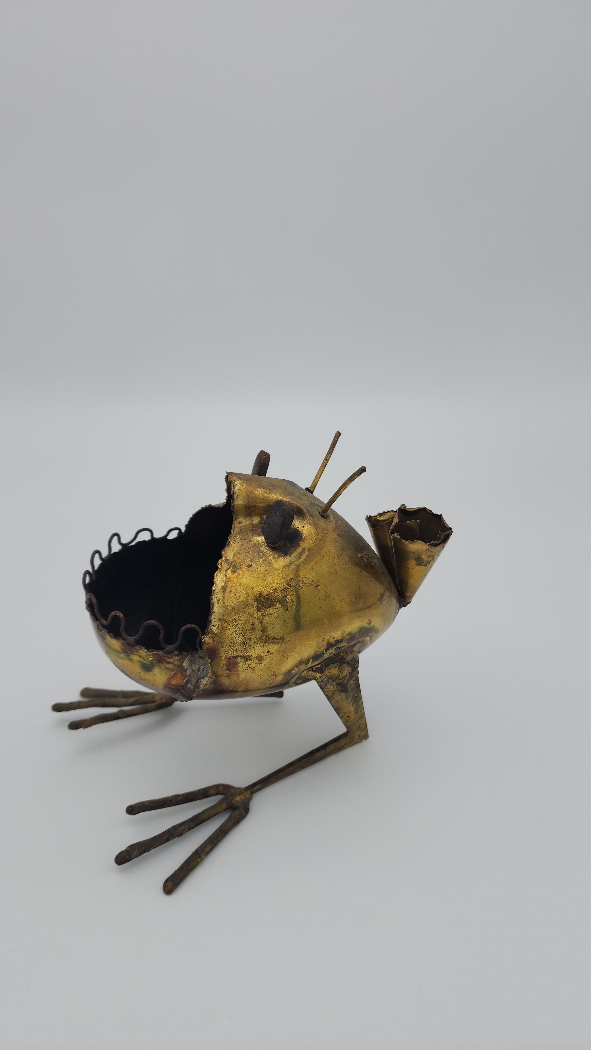 Escultura metálica Critter Catchall del artista Central Pa. latón patinado. puede contener monedas o llaves.
