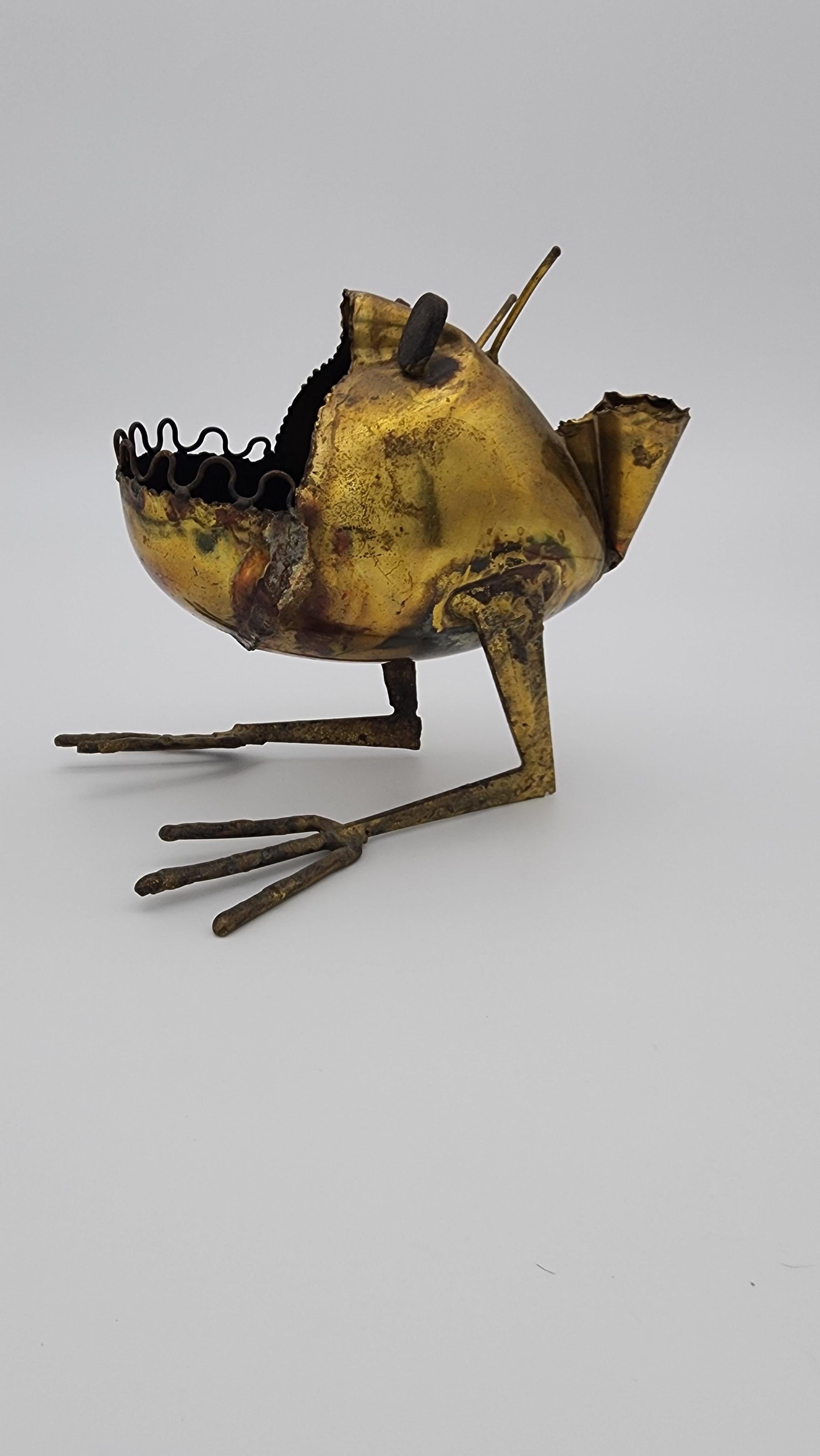 Escultura metálica Critter Catchall de un artista local de Pa Latón en venta