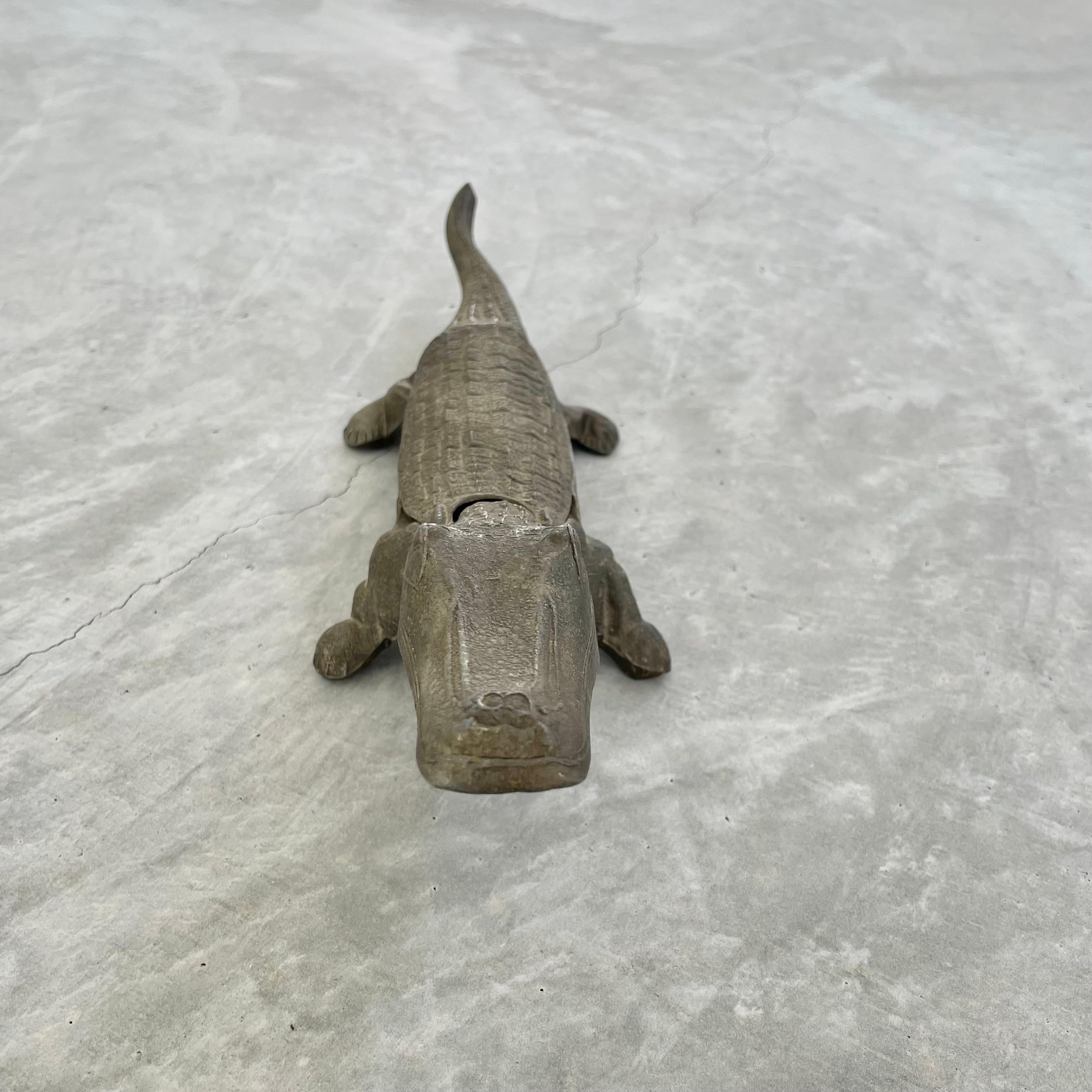 Aschenbecher / Streichholzschachtel aus Metall mit Krokodil im Zustand „Gut“ im Angebot in Los Angeles, CA