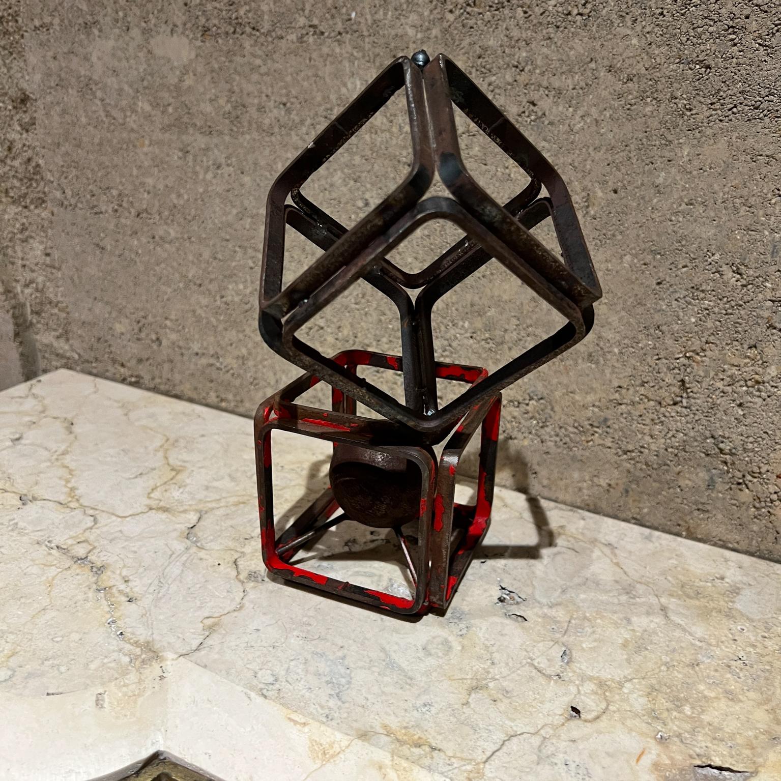 Mid-Century moderno Mini scultura d'arte a forma di cubo in metallo in vendita