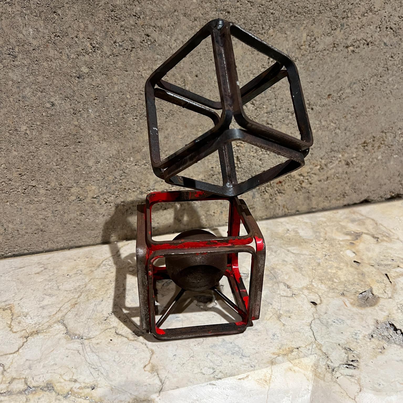 XX secolo Mini scultura d'arte a forma di cubo in metallo in vendita