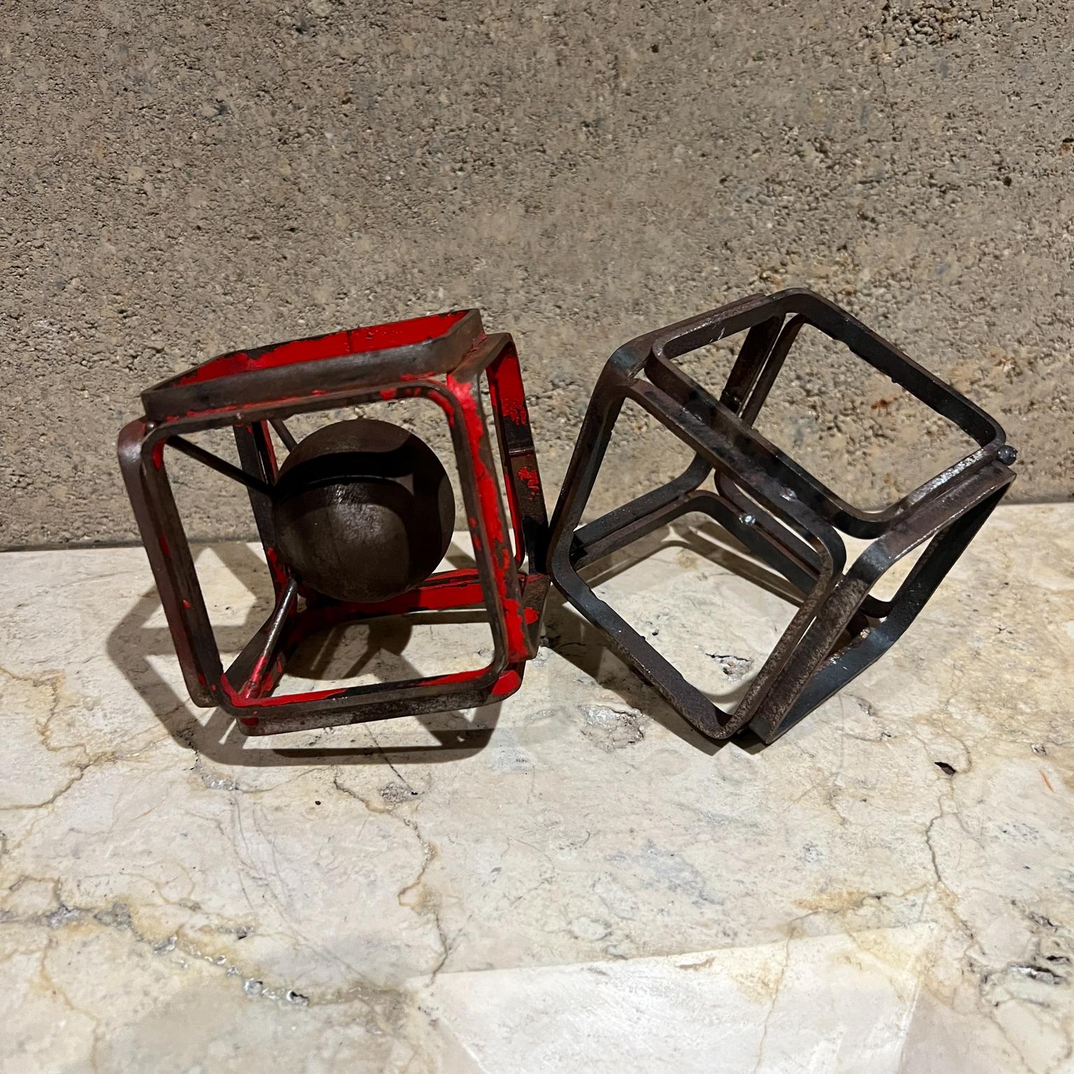 Metallo Mini scultura d'arte a forma di cubo in metallo in vendita