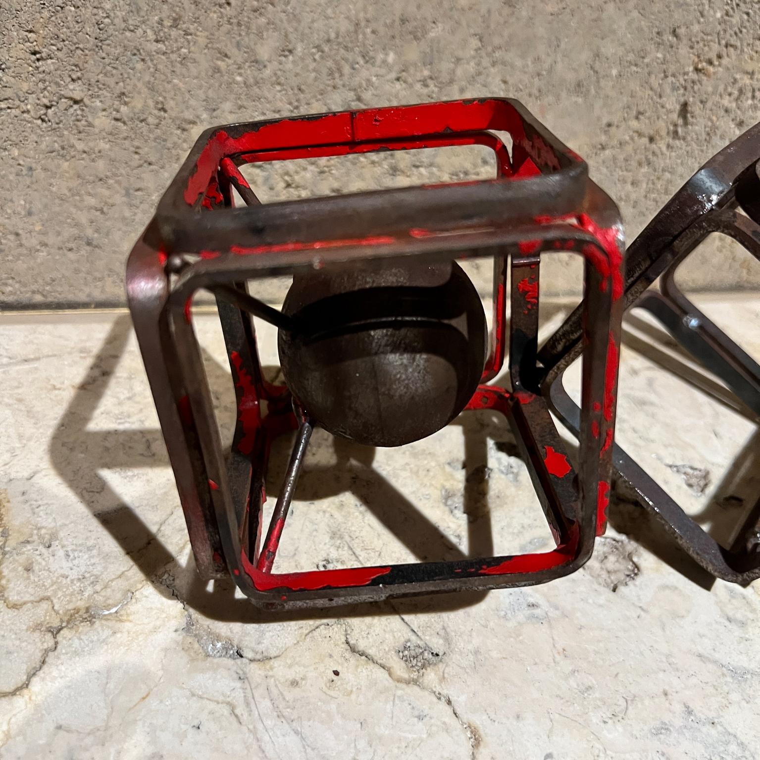 Mini scultura d'arte a forma di cubo in metallo in vendita 1