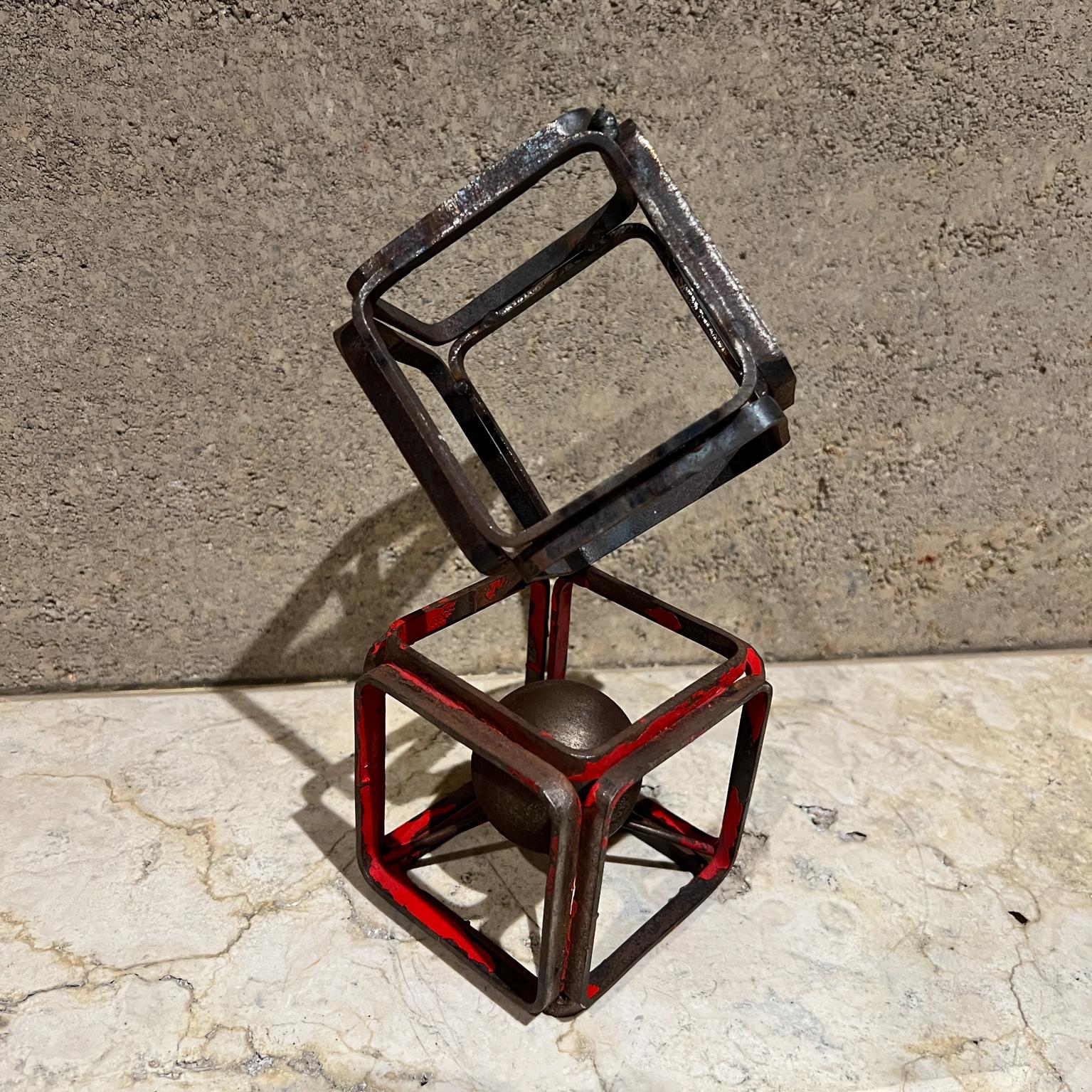 Mini scultura d'arte a forma di cubo in metallo in vendita 2