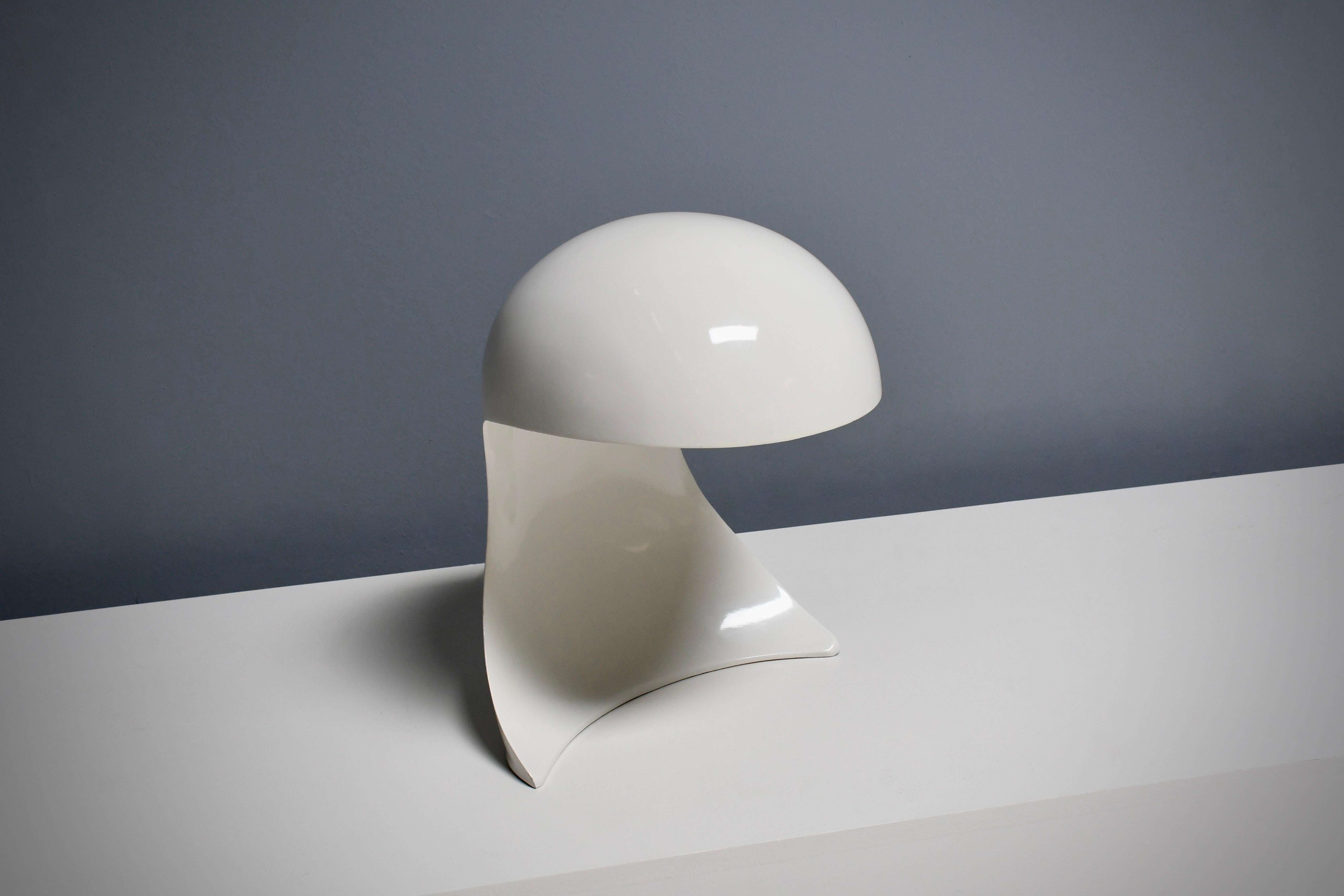 Impressive Dania table lamp in very good condition.

Designed by Dario Tognon and Studio Celli.

Manufactured by Artemide, After the introduction in 1969 Artemide produced the lamp only for a few years.

The sculptural and organic shape of the Dania