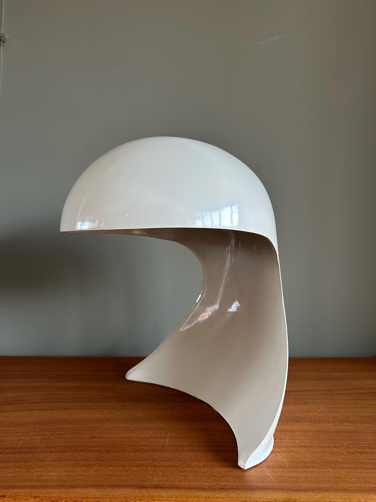 Very Beautiful Dania table lamp in a very good condition.

Designed by Dario Tognon and Studio Celli for Artemide, Italy.
For the first time produced in 1969 and a few years in production.

Made out of cast aluminium and enamelled.

The shape is a