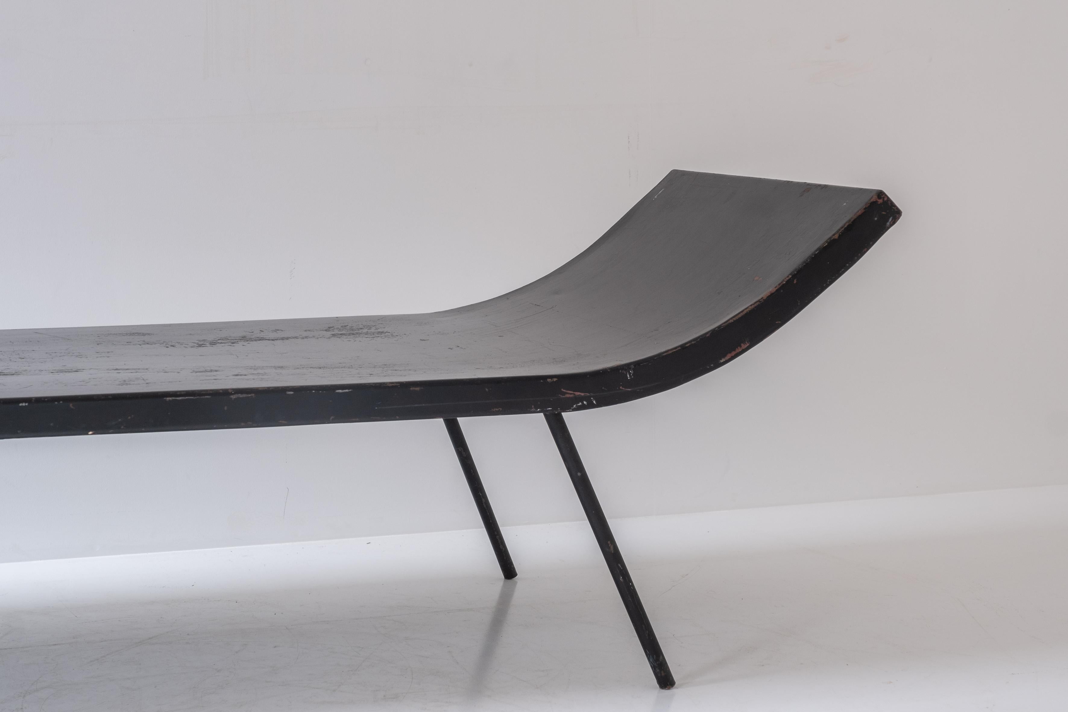 Metal daybed designed and manufactured during the 1950s.  For Sale 4