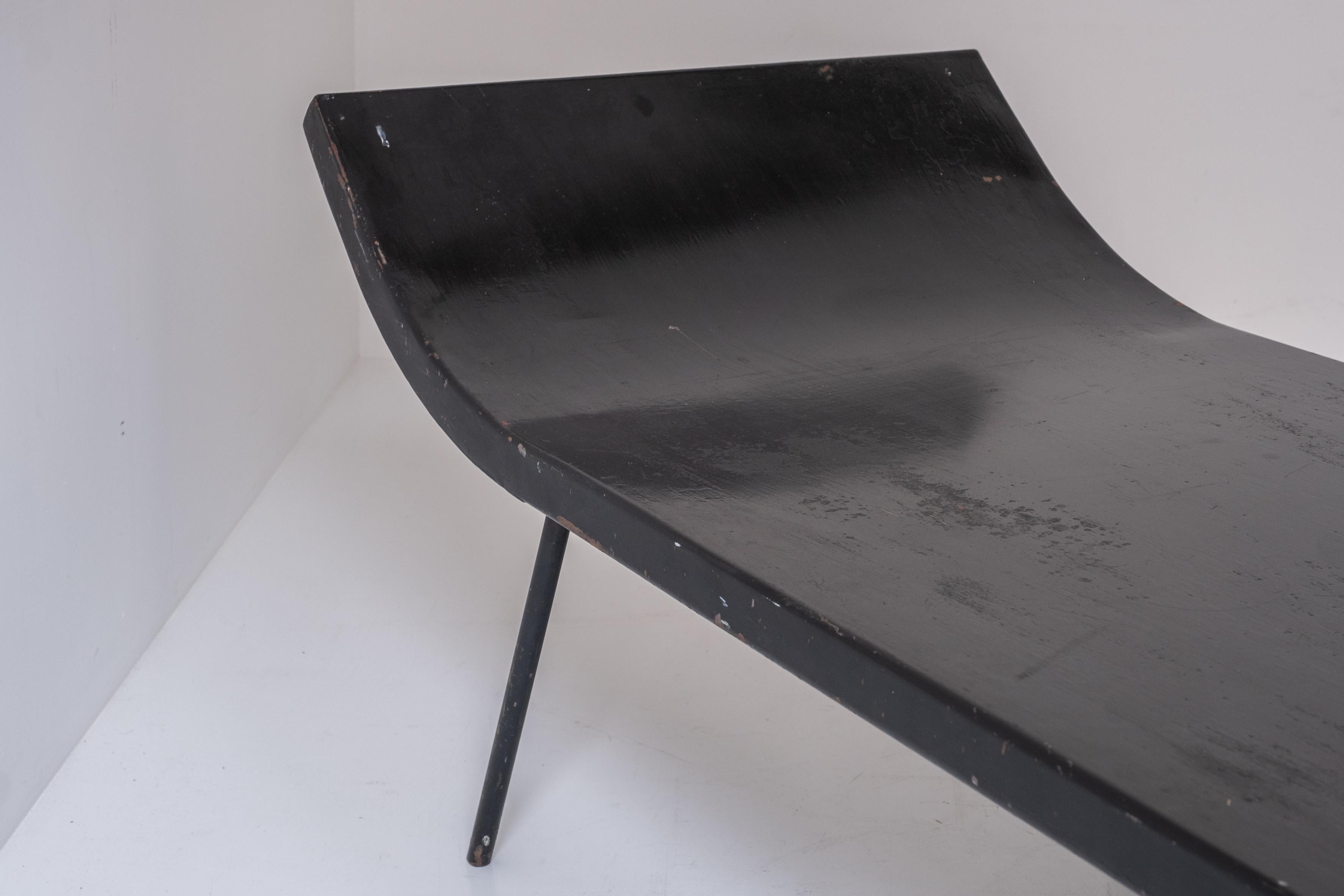Metal daybed designed and manufactured during the 1950s.  For Sale 9