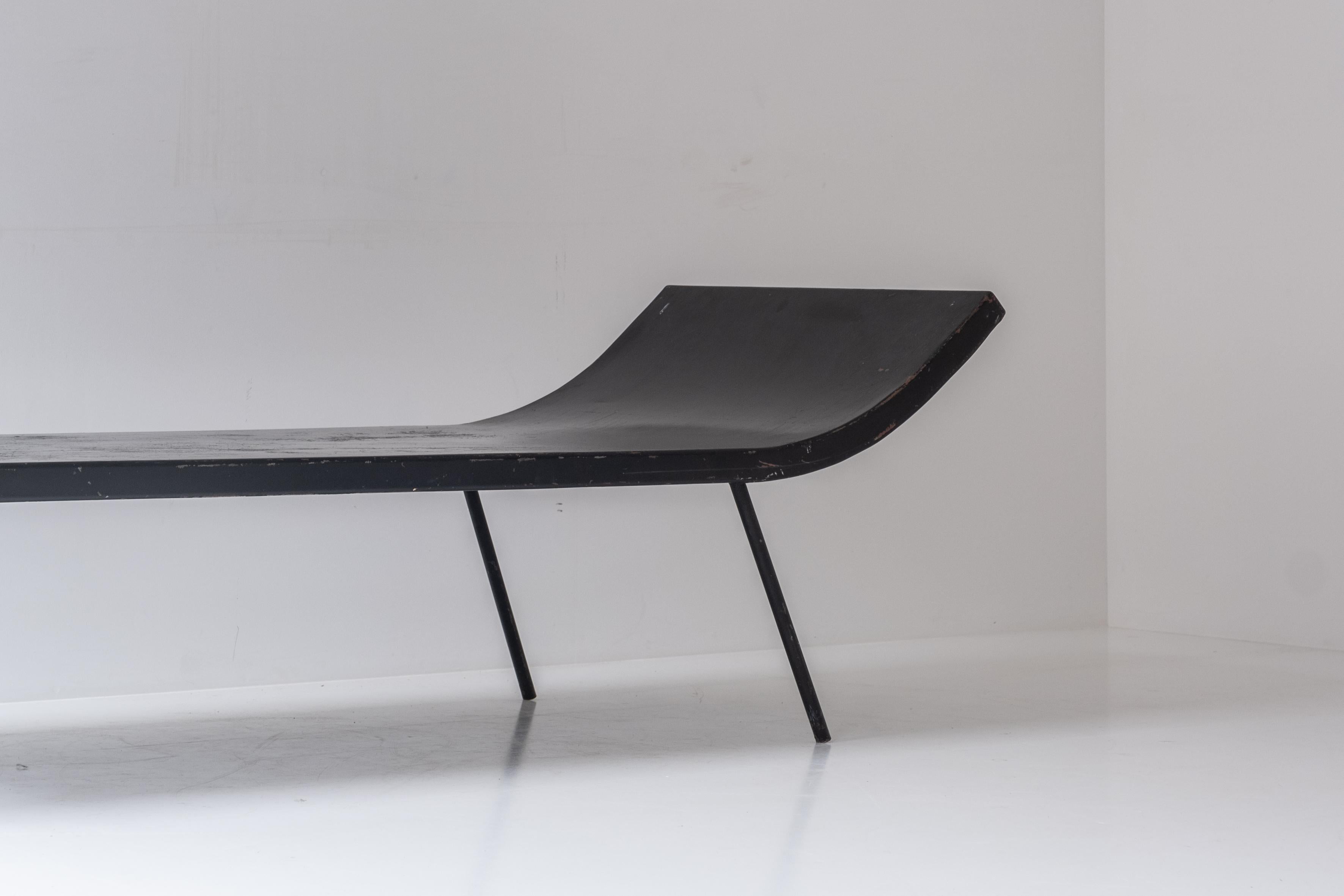Mid-Century Modern Metal daybed designed and manufactured during the 1950s.  For Sale