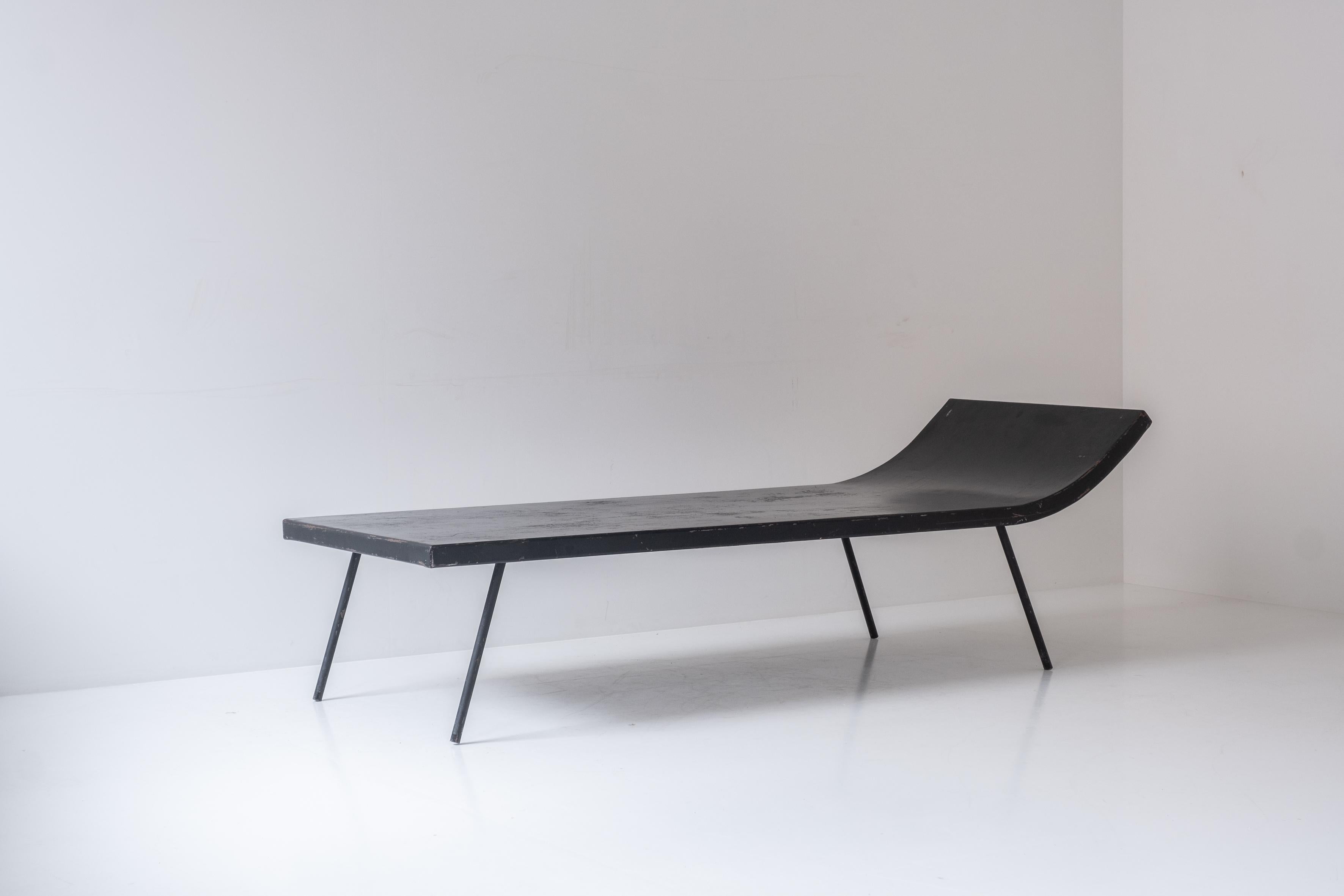 Metal daybed designed and manufactured during the 1950s.  In Good Condition For Sale In Antwerp, BE
