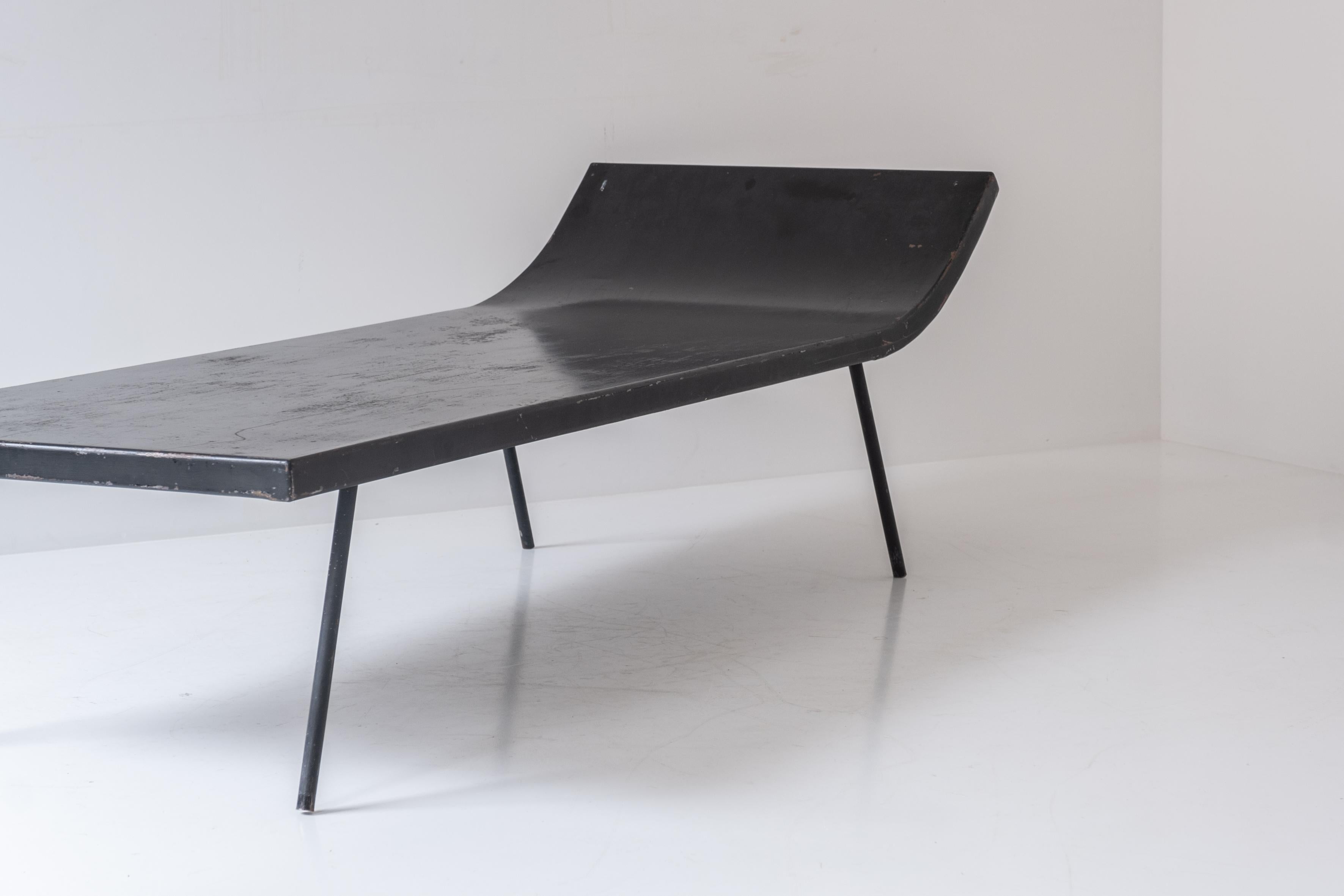 Metal daybed designed and manufactured during the 1950s.  For Sale 2