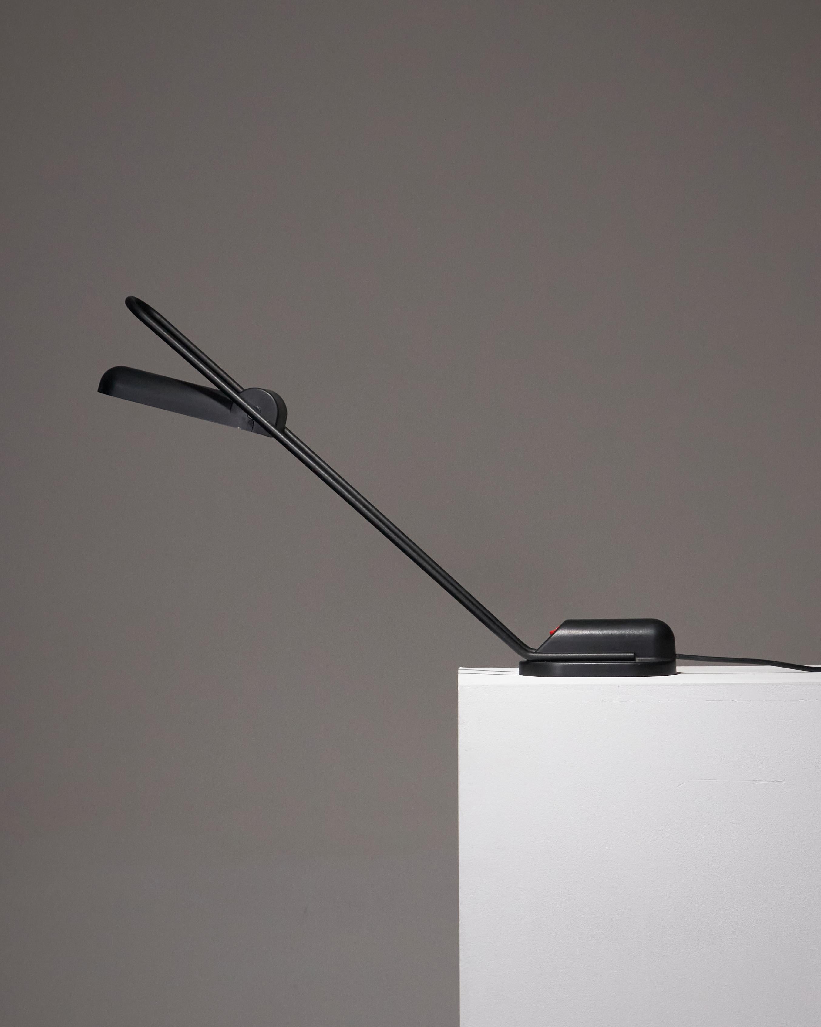 Diese von Carlo Vietri in den 1980er Jahren für Eleusi entworfene Schreibtischlampe aus Metall verkörpert die funktionale Eleganz und moderne Ästhetik dieser Zeit. Seine schlanke, strukturierte Form zeugt von einer meisterhaften Beherrschung der
