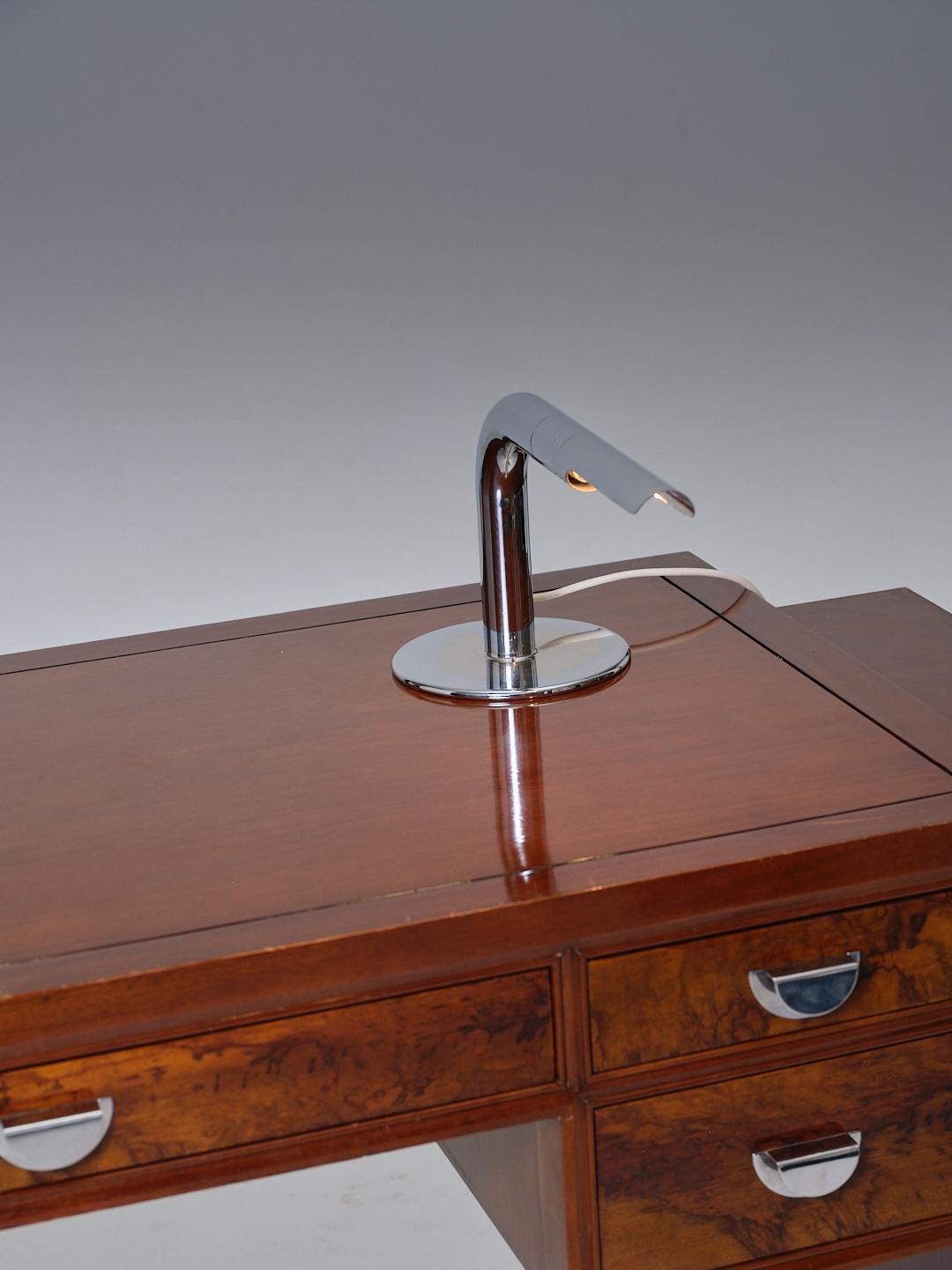 Lampe Gulp, par Ingo Maurer pour Design M., années 1970. Lampe de bureau en métal chromé avec quelques stries au niveau de la tête. Fonctionnelle, équipée d’une prise européenne.