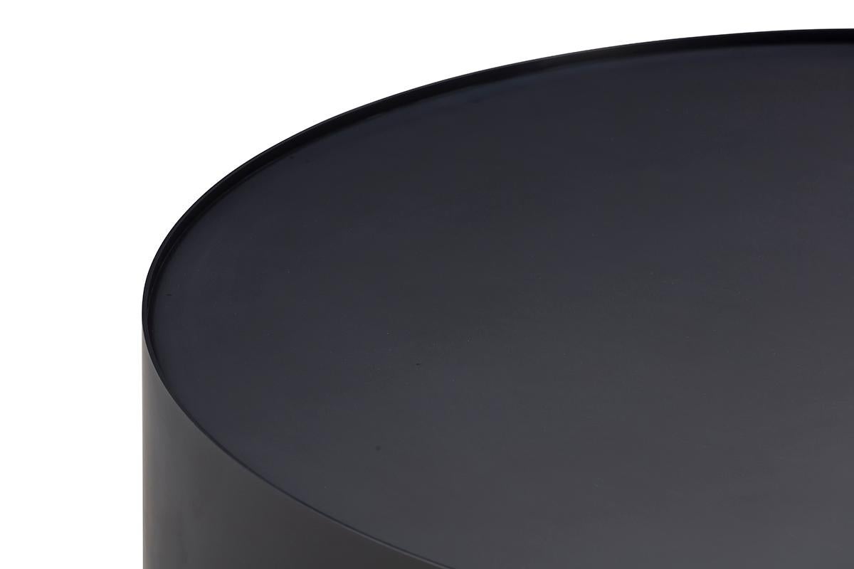 Voici Tropea, une table basse qui redéfinit la sophistication et la simplicité, apportant une touche de perfection géométrique audacieuse à votre intérieur. Fabriqué à la main avec une attention méticuleuse aux détails, ce chef-d'œuvre monolithique