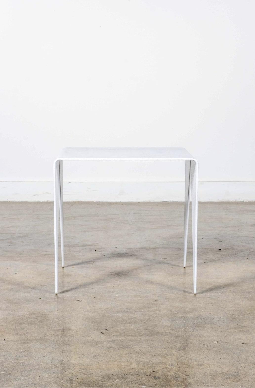 Mesa auxiliar con borde metálico Estadounidense en venta