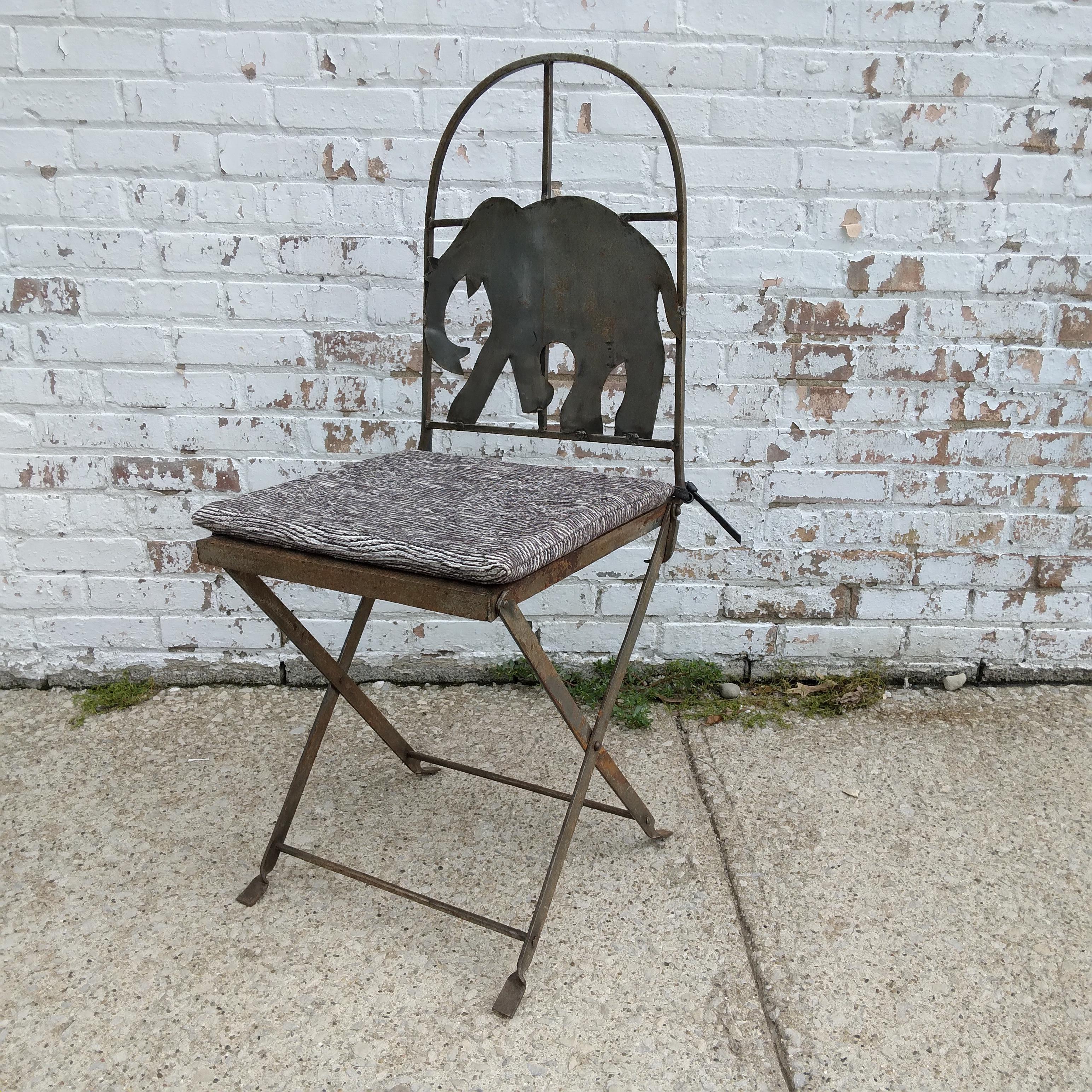 Primitif Chaise de jardin pliante en métal éléphant en vente
