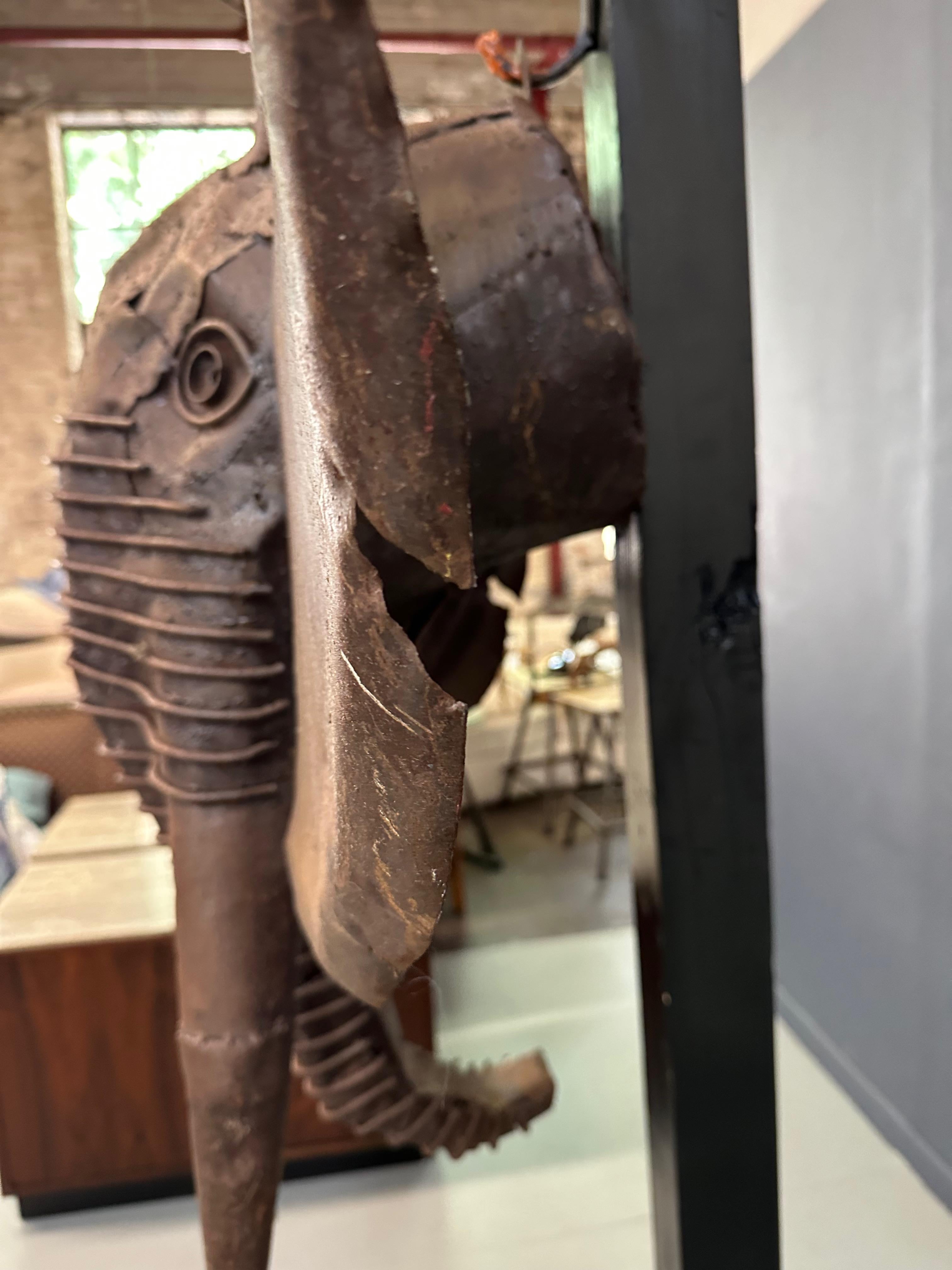 Arte popolare Scultura in metallo a forma di testa di elefante realizzata dal famoso artista keniota Kioko Mwitiki in vendita