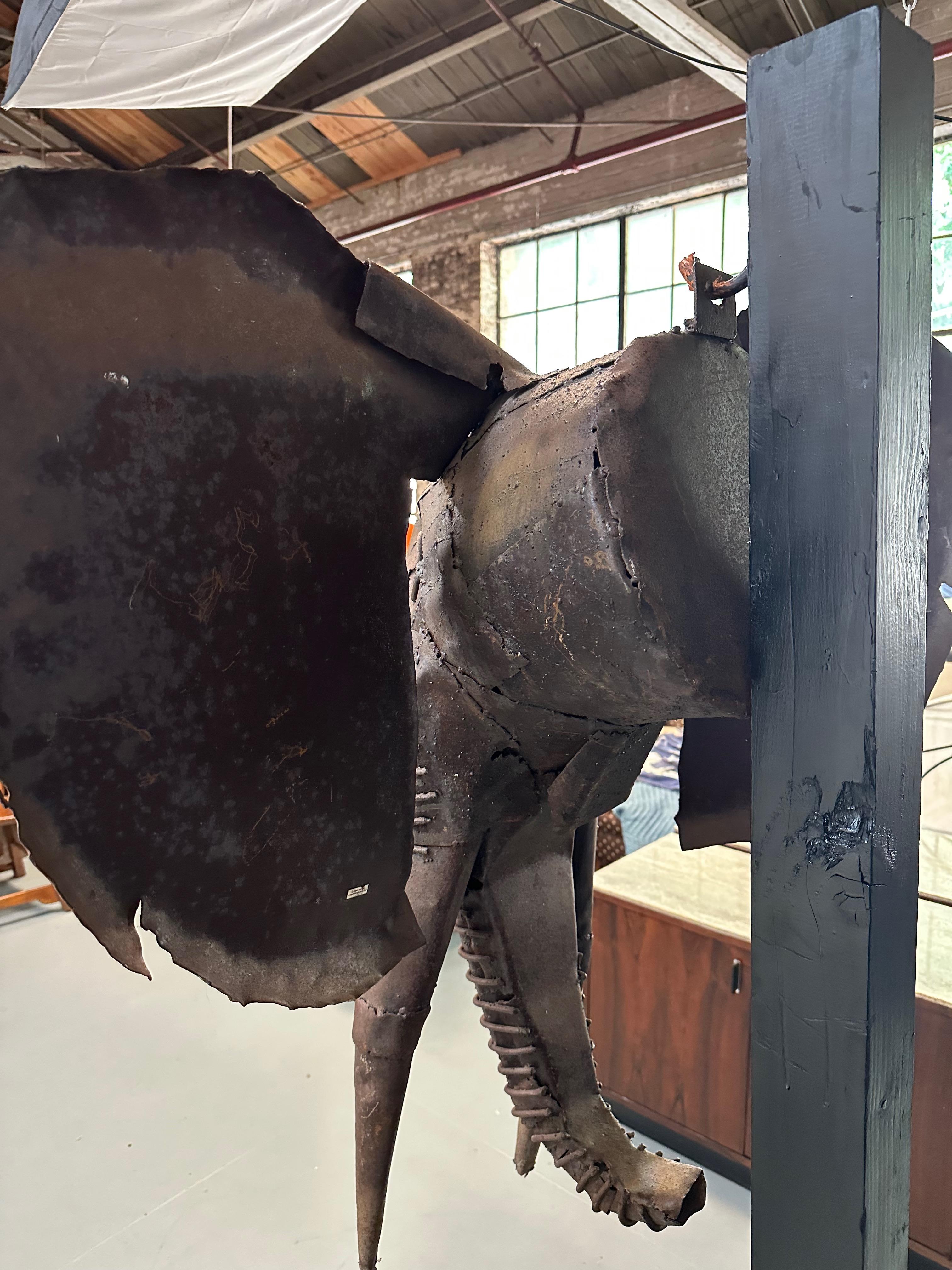 Africano Scultura in metallo a forma di testa di elefante realizzata dal famoso artista keniota Kioko Mwitiki in vendita
