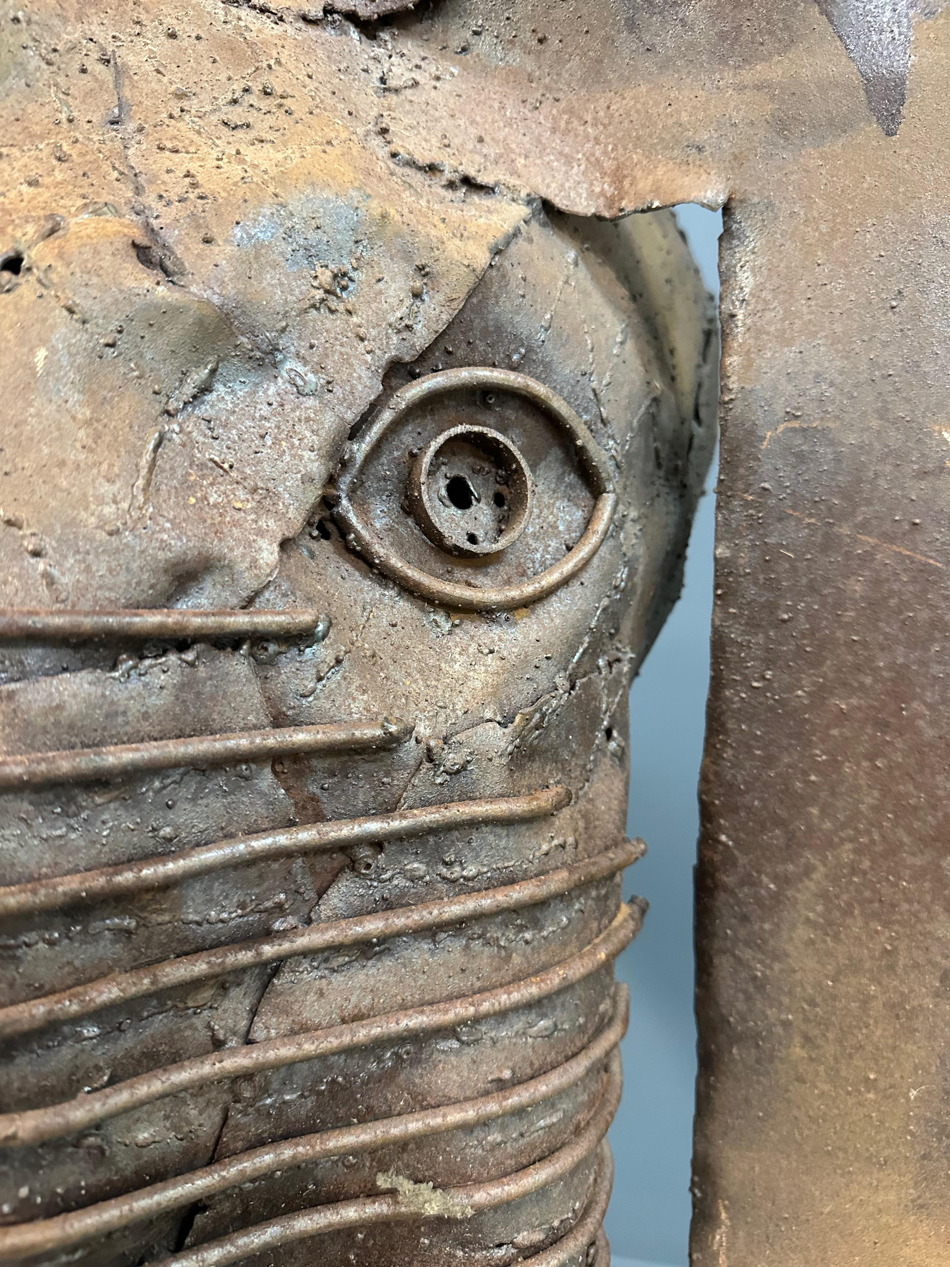 Scultura in metallo a forma di testa di elefante realizzata dal famoso artista keniota Kioko Mwitiki in vendita 1