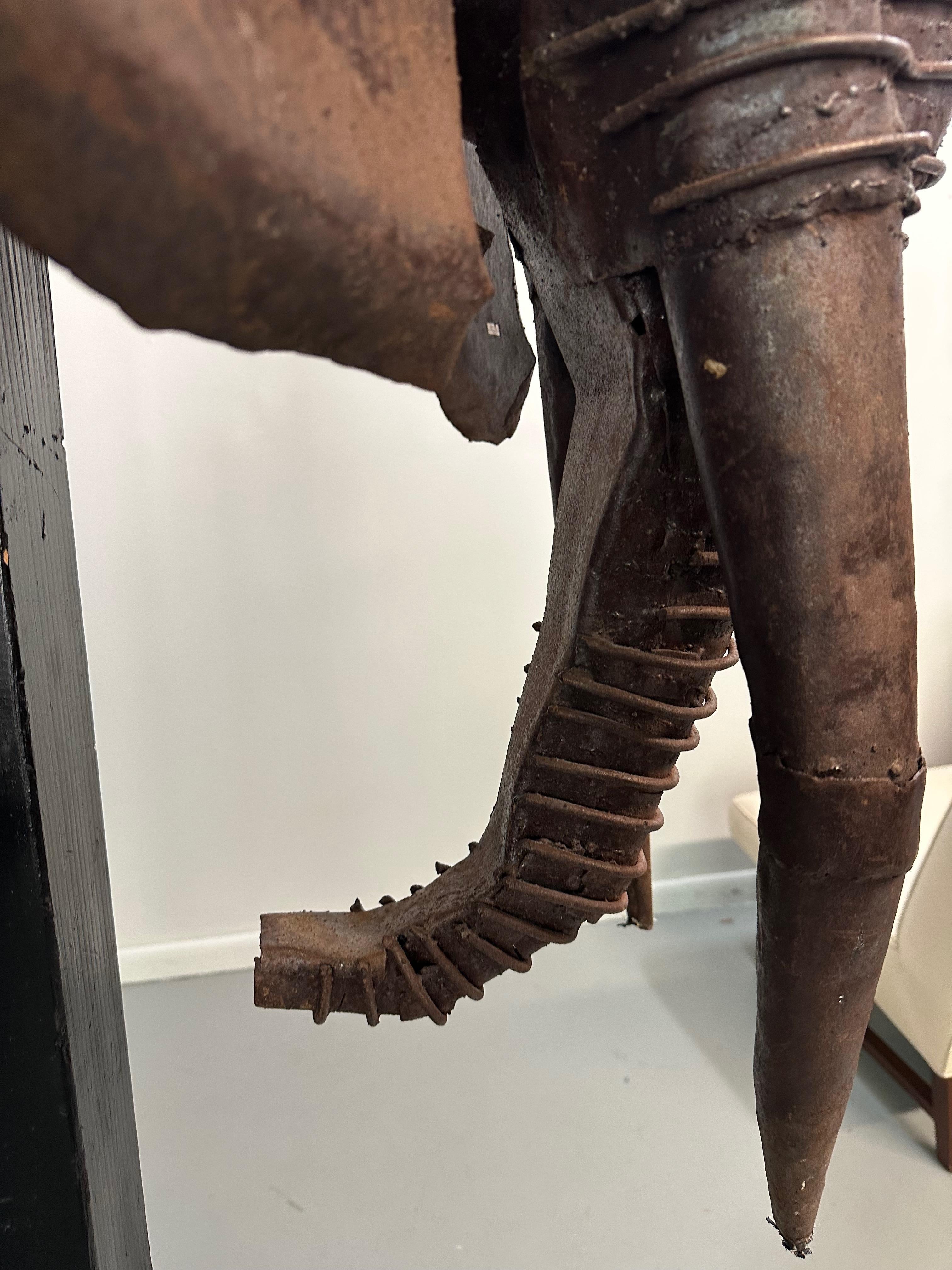 Scultura in metallo a forma di testa di elefante realizzata dal famoso artista keniota Kioko Mwitiki in vendita 2