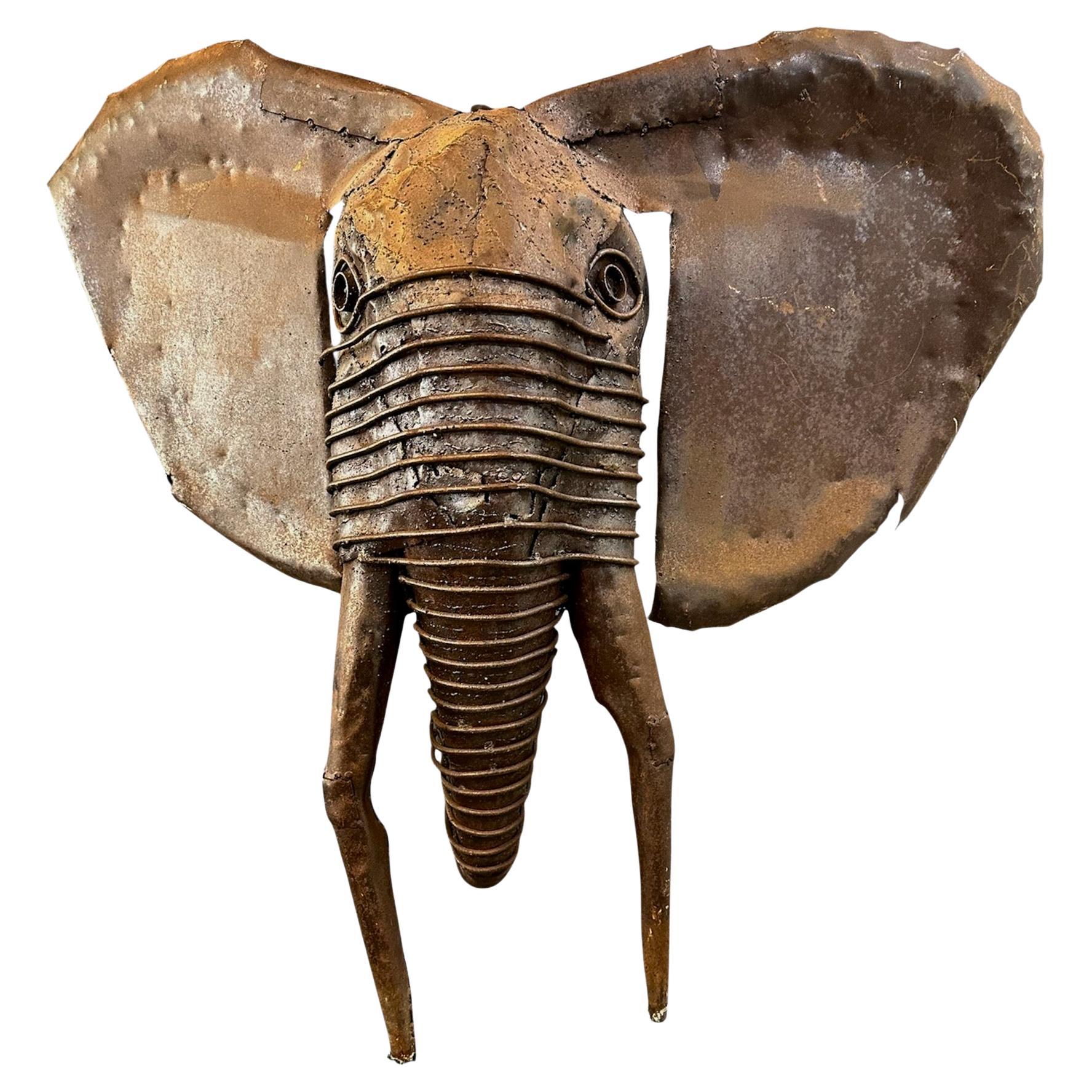Scultura in metallo a forma di testa di elefante realizzata dal famoso artista keniota Kioko Mwitiki in vendita
