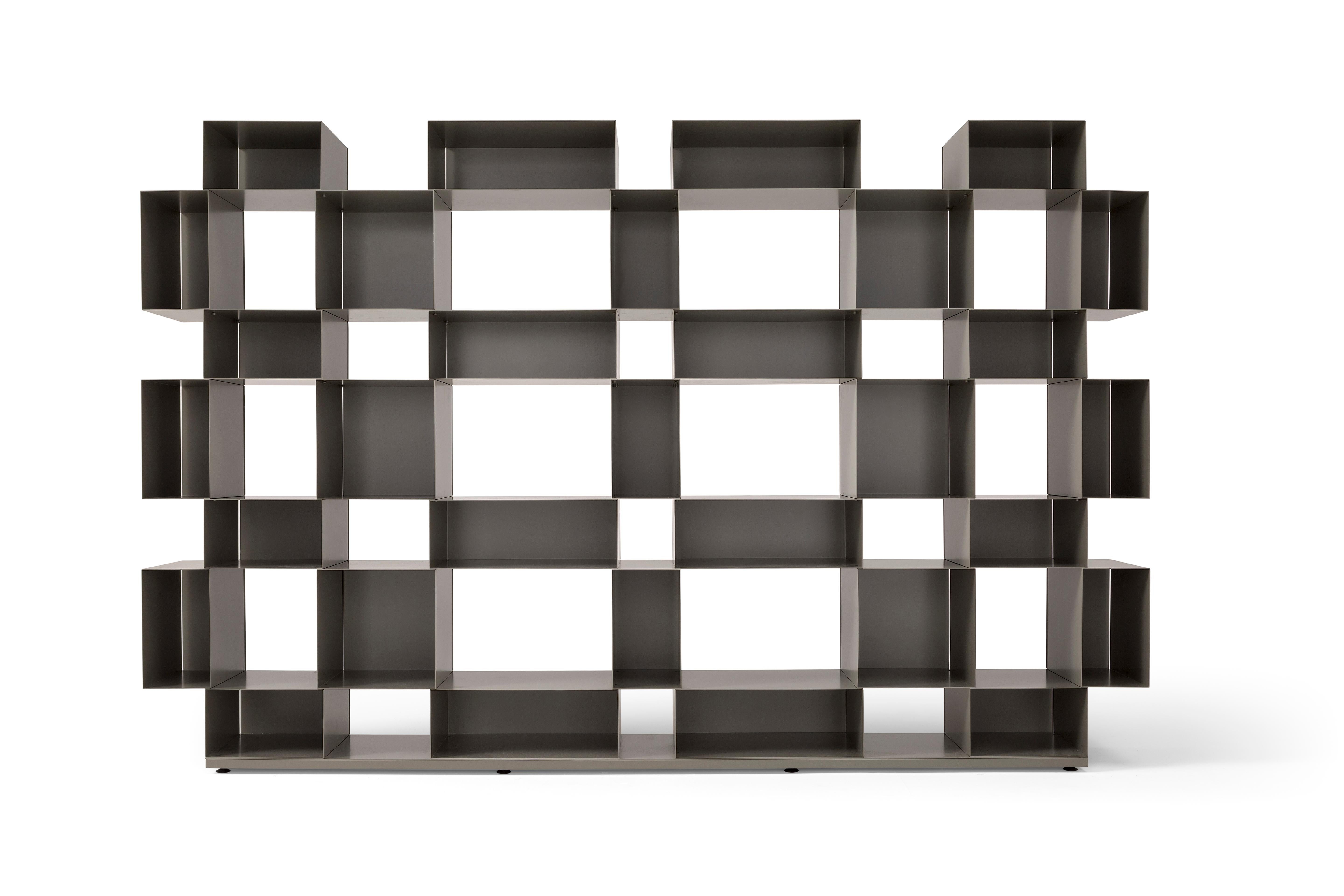 Libreria Eresia in metallo di Amura Lab
Dimensioni: L 322 x P 40 x H 206 cm
Materiali: TELAIO: Metallo.

Amura Lab:
Nel loro sguardo, portano la bellezza forte e struggente del Sud Italia. Nelle loro mani, la passione e l'attenta maestria con cui