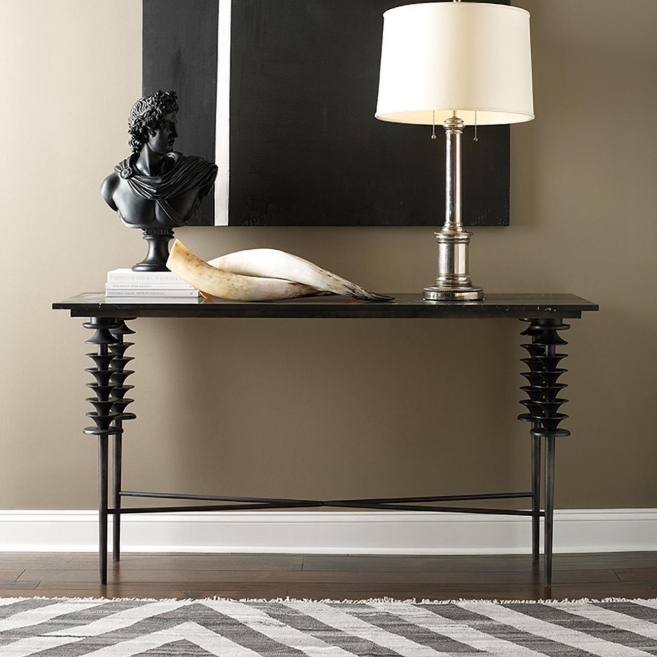 This metal console has legs made by joining various distinctly shaped pieces. Its tabletop is made from black Monterrey marble and the elegant base is made of metal.
 