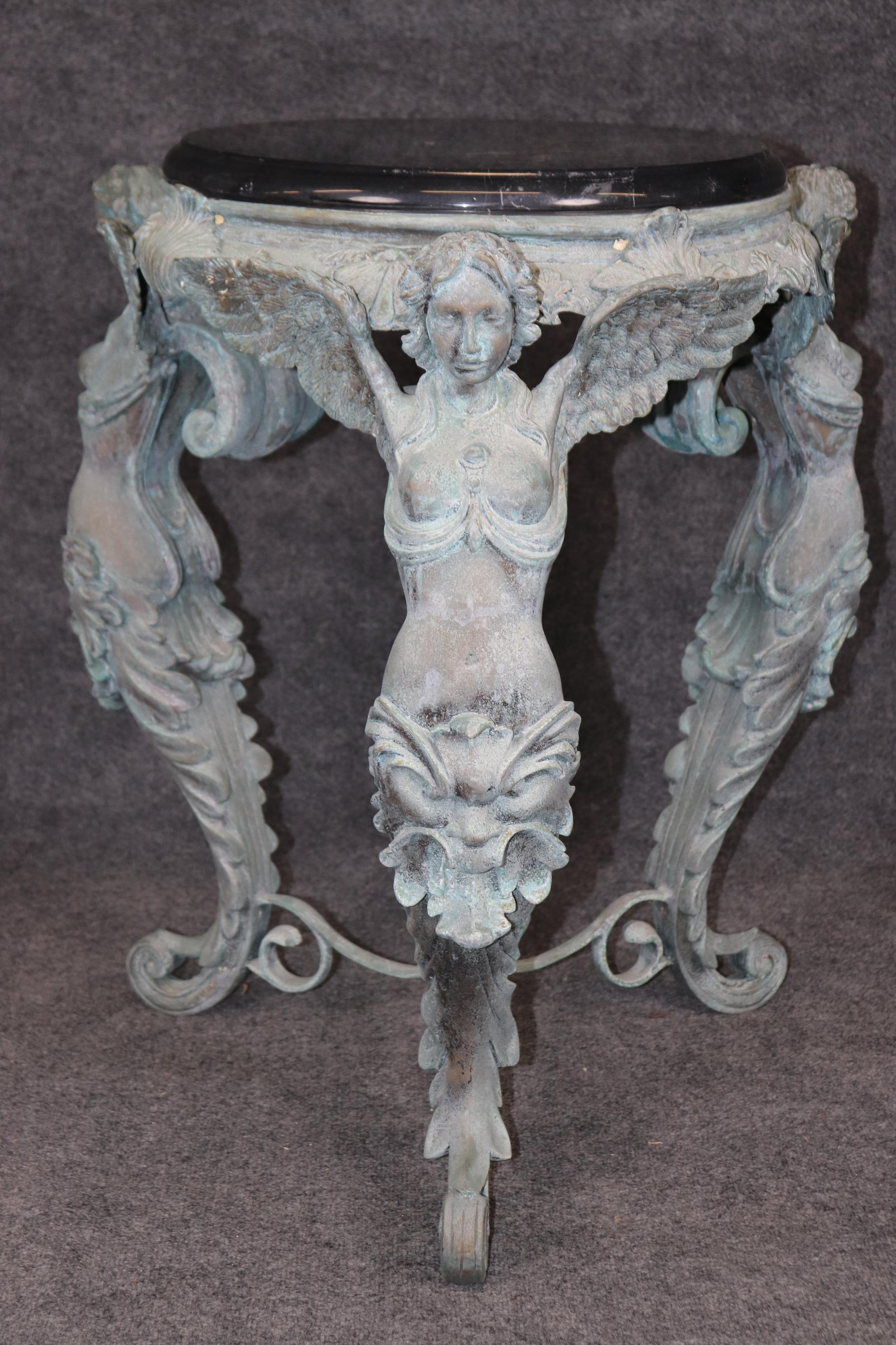 
Il s'agit d'une magnifique table en métal, à notre avis en bronze, de style Belle Epoque, avec un plateau en marbre noir. La table représente des anges ou des jeunes filles ailés superbement moulés et absolument magnifiques. La table est plus