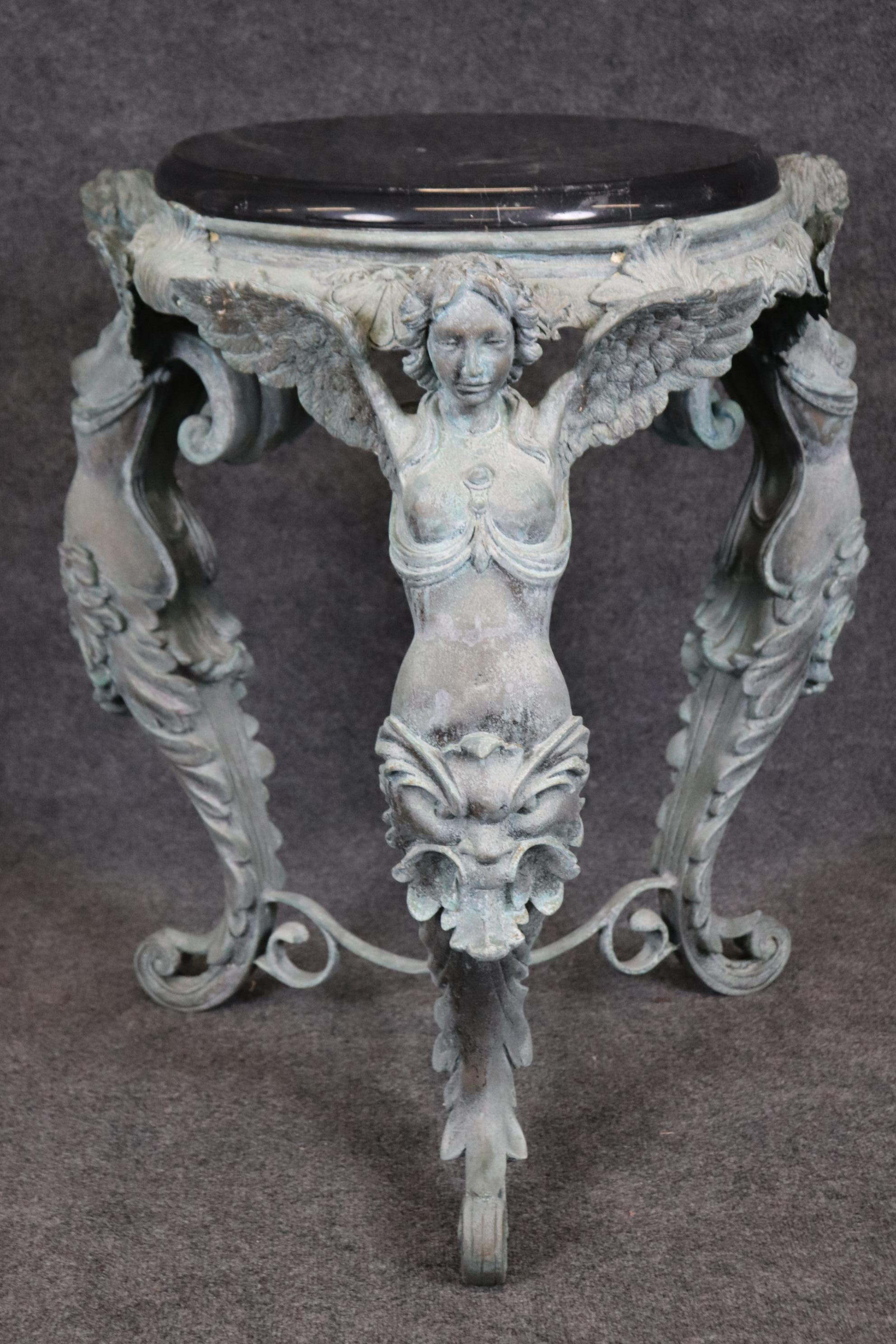 Fin du 20e siècle Guéridon de style victorien en métal avec finition bronze et plateau en marbre en vente