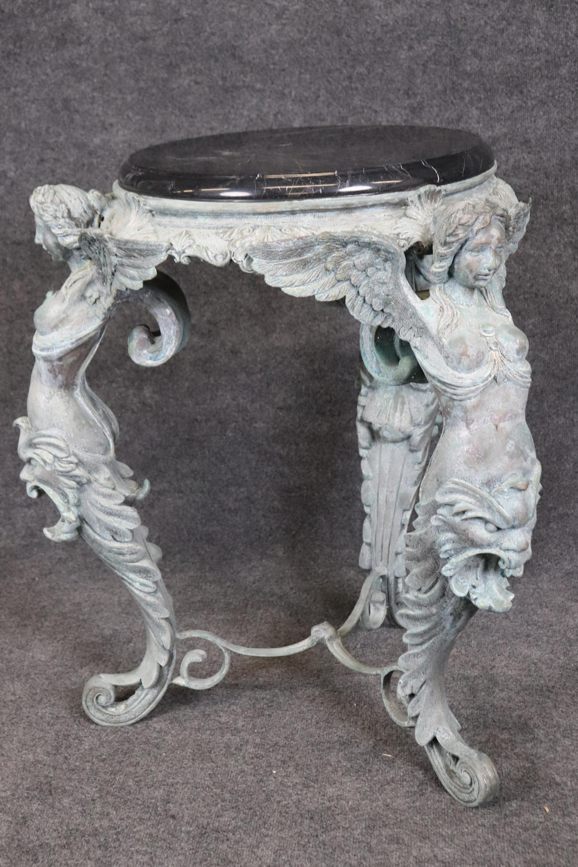 Métal Guéridon de style victorien en métal avec finition bronze et plateau en marbre en vente