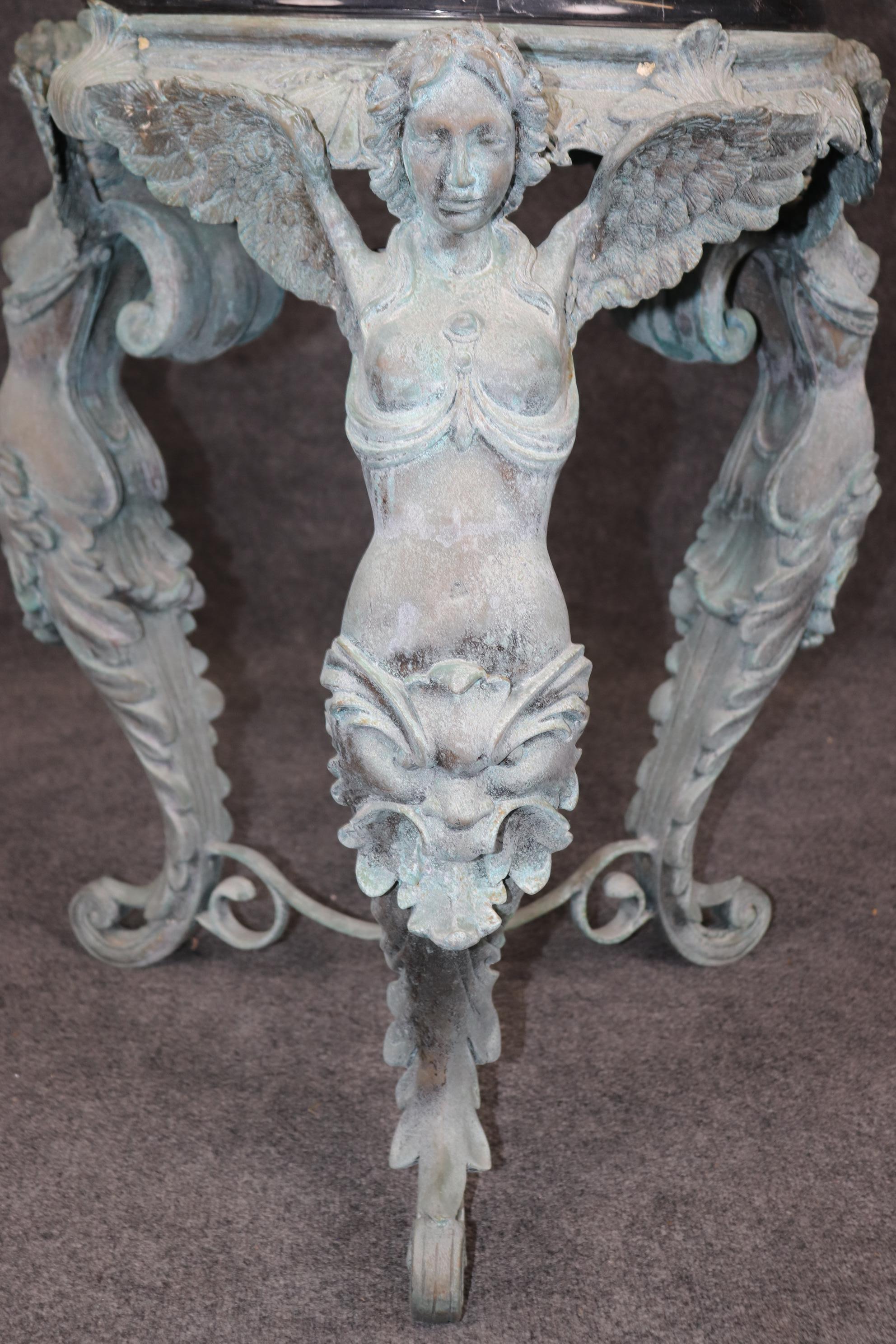 Guéridon de style victorien en métal avec finition bronze et plateau en marbre en vente 1