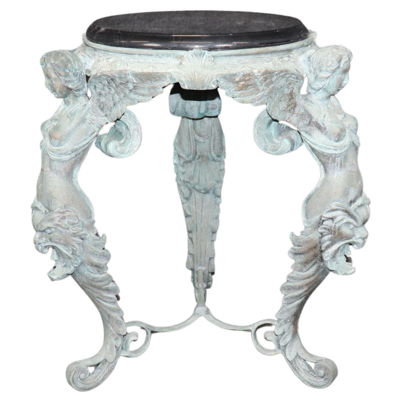 Guéridon de style victorien en métal avec finition bronze et plateau en marbre en vente