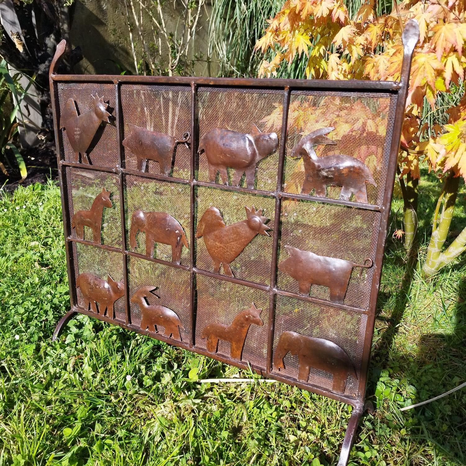 Lovely metal fire screen depicting animals from the 1960's. One of the top is slightly tilted, see photos.
Do not hesitate to ask me for a shipping quote, I work with a local shipper.