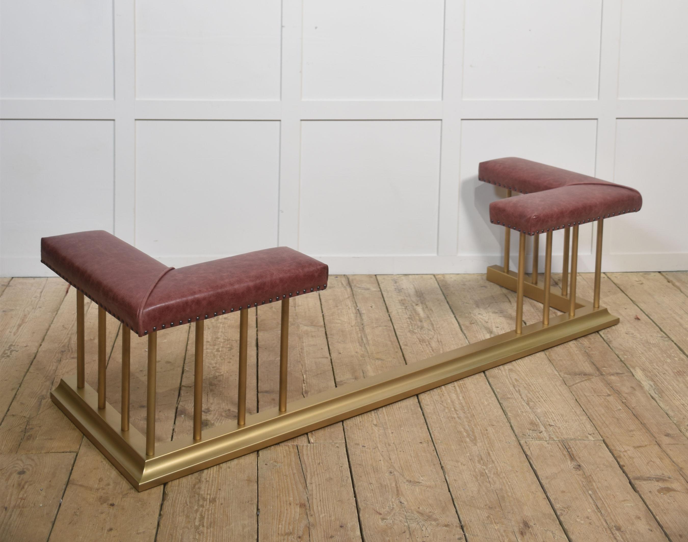 Questo parafuoco per caminetto di ottima fattura dona una presenza sofisticata a qualsiasi focolare. Progettato con due sedute angolari generosamente imbottite, è rivestito in vera pelle, rifinita in un ricco e caldo tono bordeaux che mostra sottili