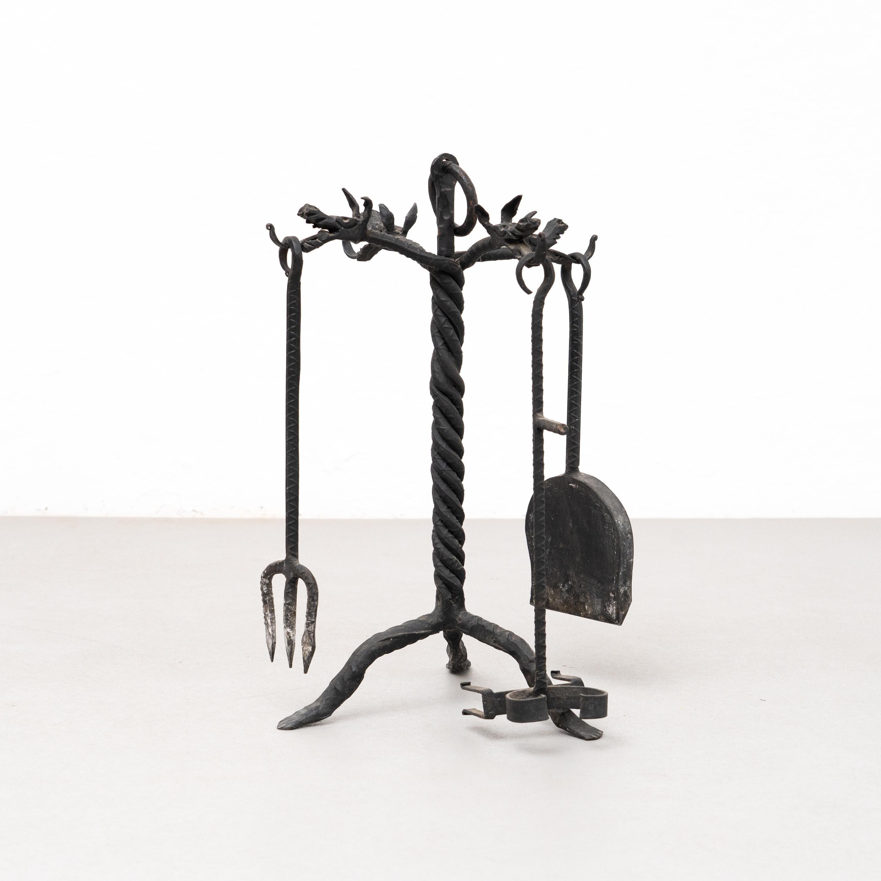 Strumenti per caminetti in metallo.    Realizzato da un produttore sconosciuto in Spagna, intorno al 1940.    In condizioni originali, con lievi usure dovute all'età e all'uso, che conservano una bella patina.     Materiali:  Metallo.