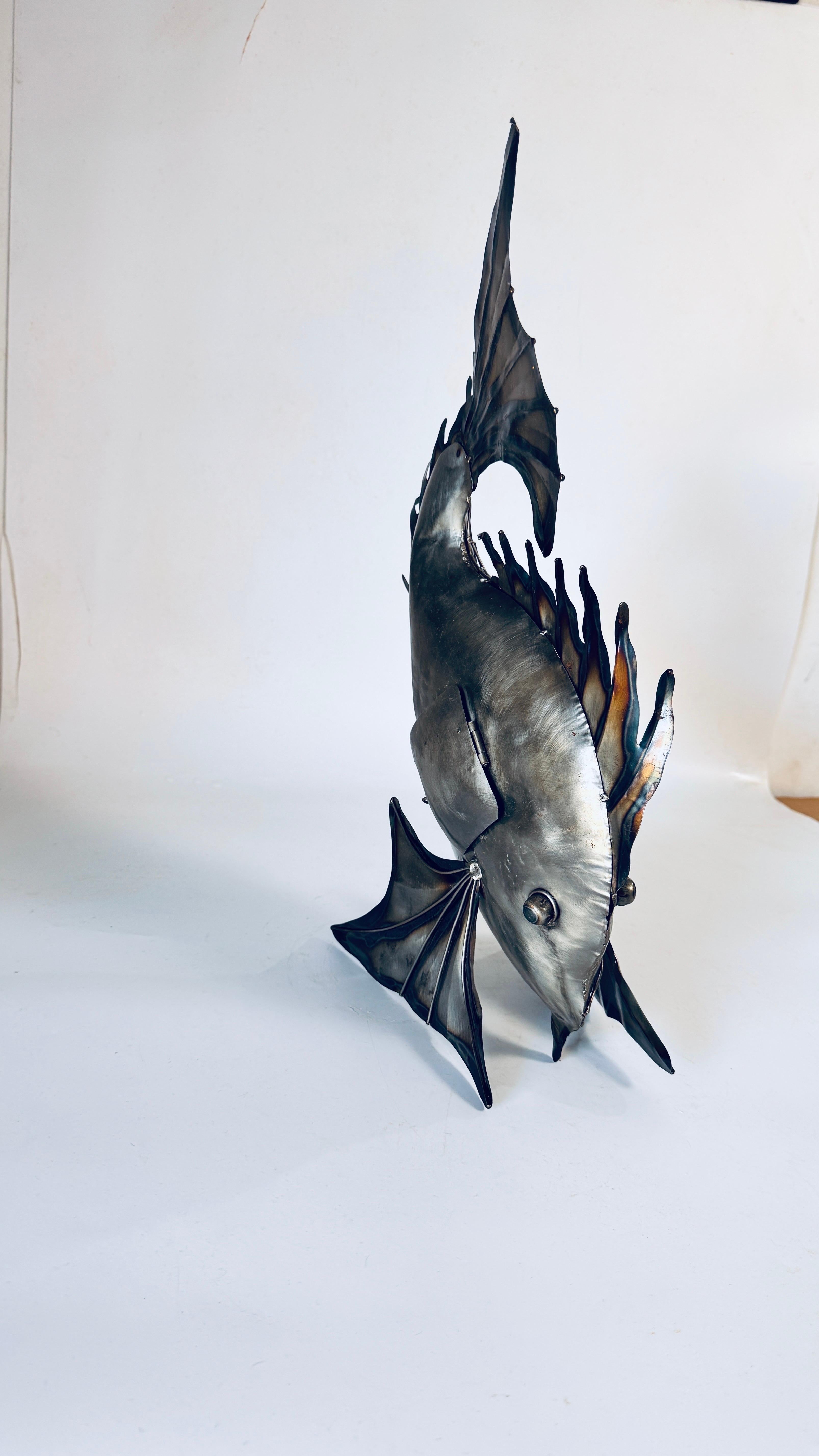 Mid-Century Modern Sculpture de poisson en métal aux reflets subtils,  The Moderns/One designs en vente