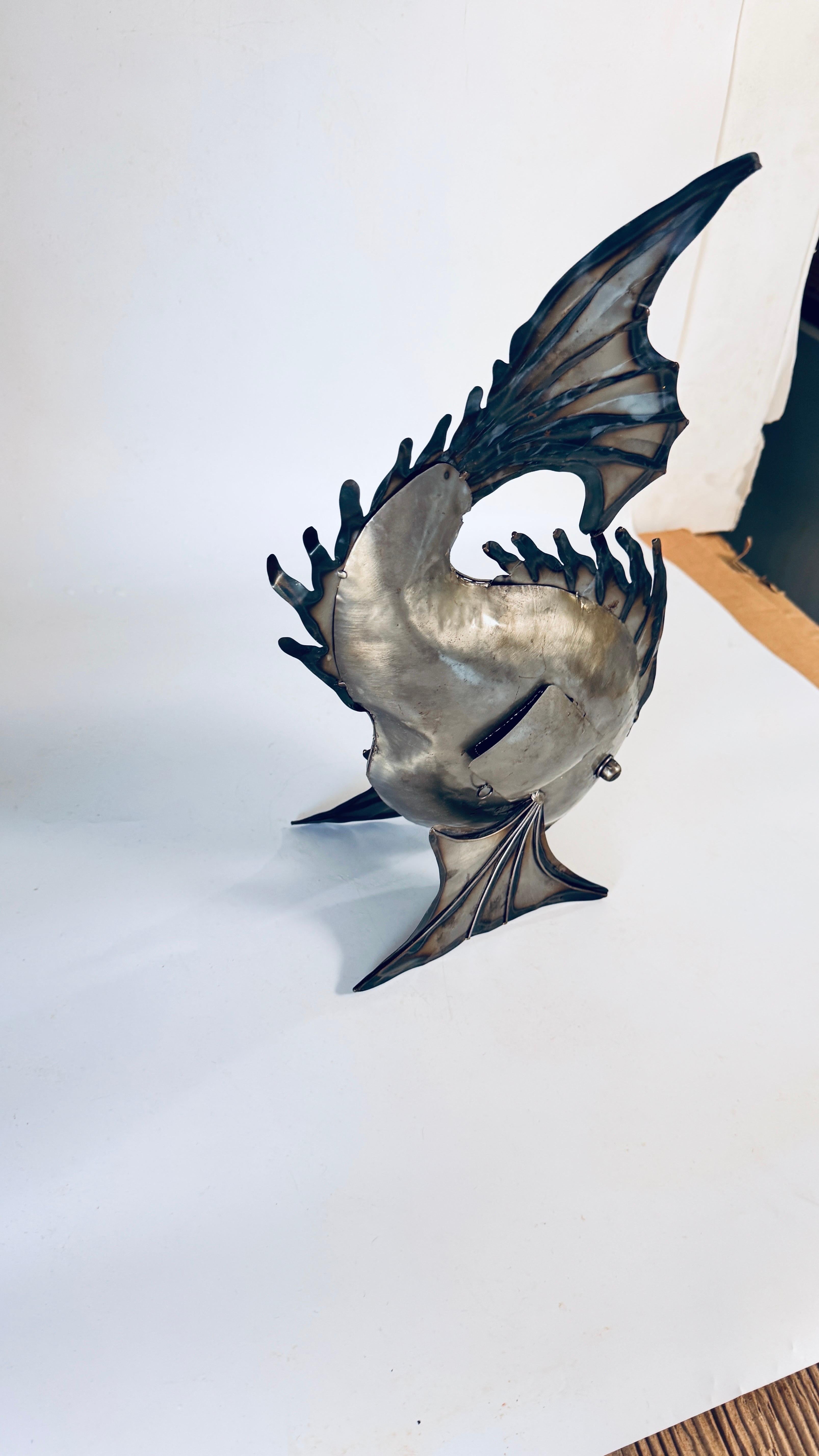 Sculpture de poisson en métal aux reflets subtils,  The Moderns/One designs Bon état - En vente à Auribeau sur Siagne, FR