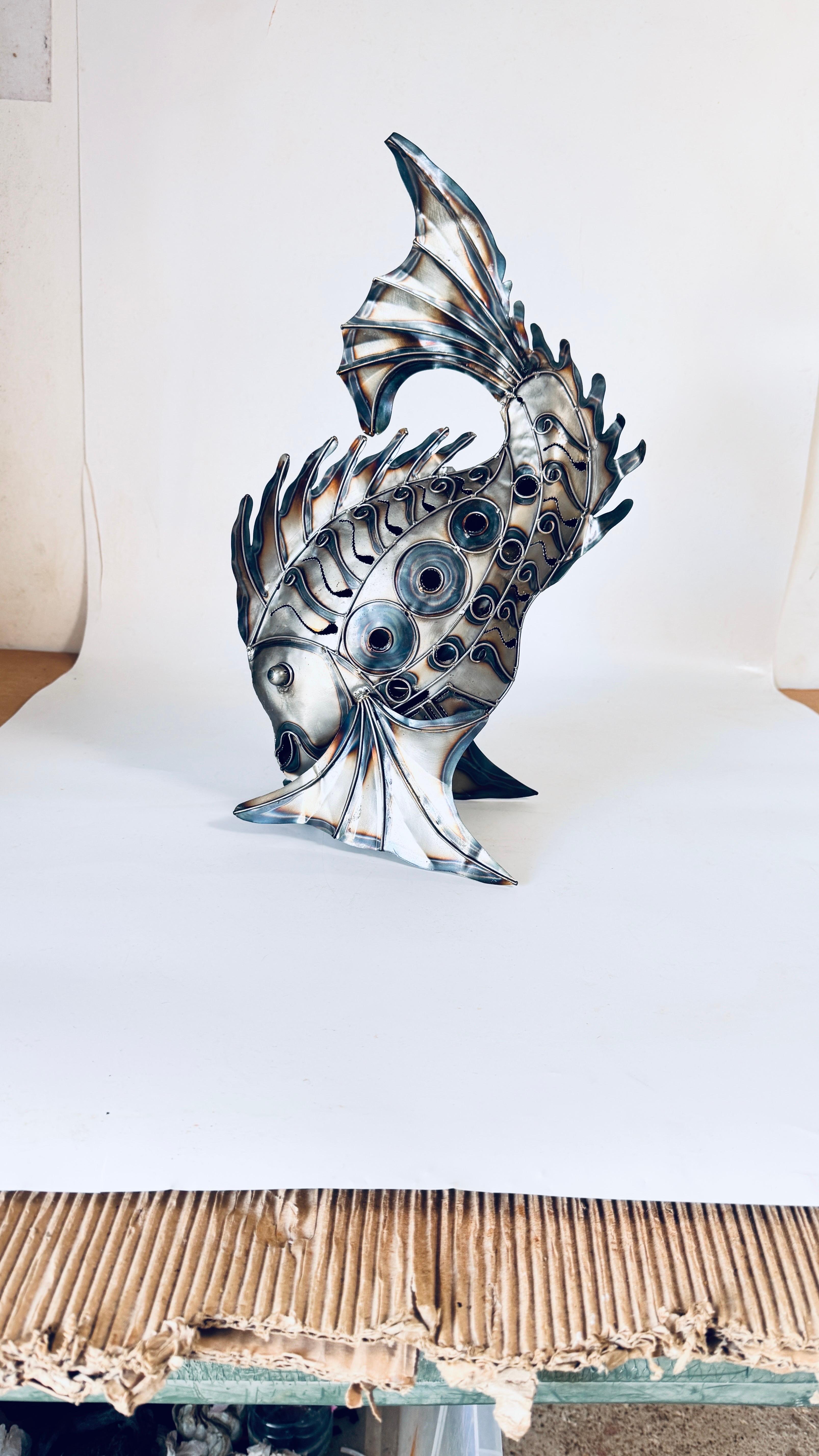 20ième siècle Sculpture de poisson en métal aux reflets subtils,  The Moderns/One designs en vente