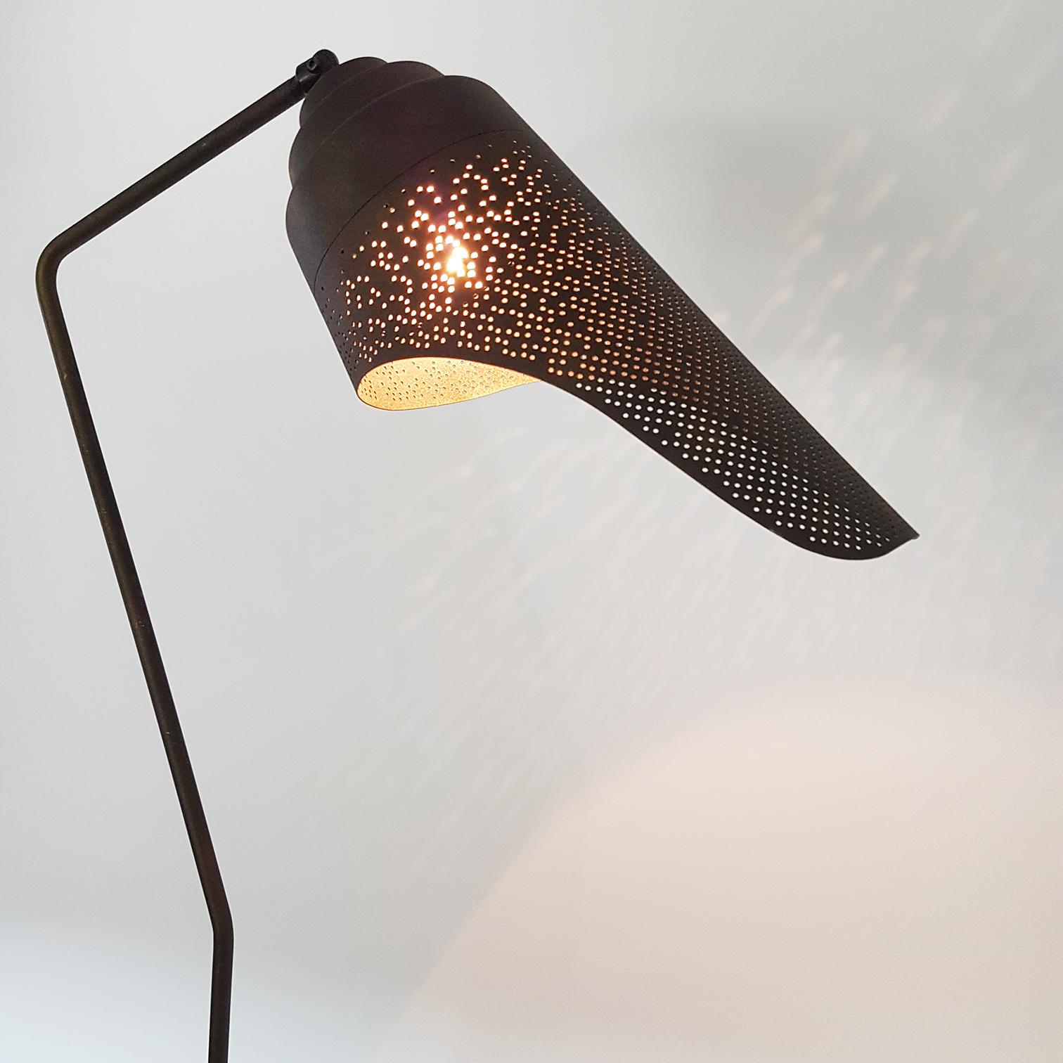 A beautiful /black brown l floor lamp by Diesel with Foscarini, 2001. Metal with a adjustable perforated diffuser. 

In very good vintage condition. Adjustable perforated diffuser - Energy saver halogen bulb (not included): 1 x 42W max (E14).