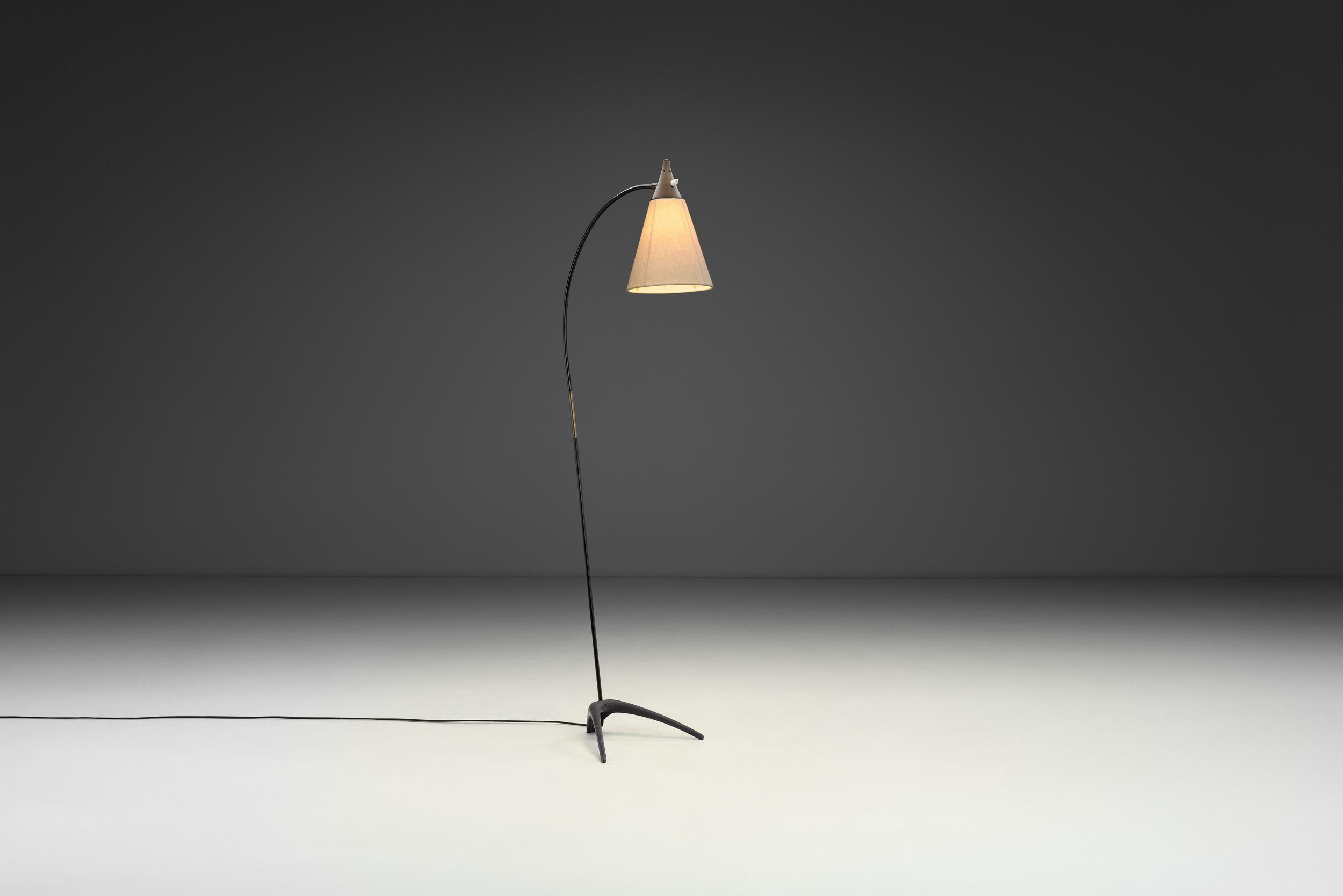 Gebrüder Cosack (Gecos) era un'azienda di illuminazione di Neheim-Hüsten, in Germania, fondata nel 1848. L'azienda non esiste più e i pezzi rimasti sono difficili da trovare. Karl Heinz Kinsky era uno dei designer più noti dell'azienda e insieme