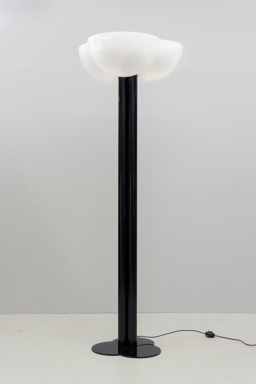 Cet impressionnant lampadaire est fabriqué en métal émaillé noir, son réflecteur à trois convexités est en acrylique blanc translucide. 
_
sergio Asti (né en 1926) est un designer et architecte italien, principalement connu pour ses créations