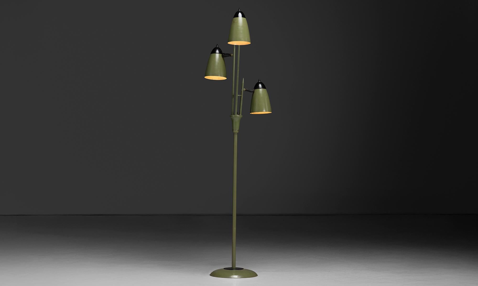 Lampada da terra in metallo

Inghilterra, 1960

Lampada da terra in metallo verniciato verde, disegnata da Gerald Thurston.

21 