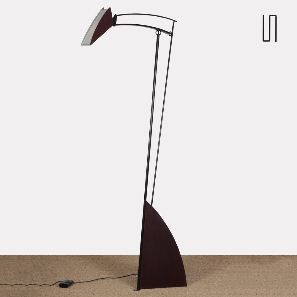 This black metal floor lamp dates from the 1990s. The inclination is adjustable. This fixture is in good original condition.